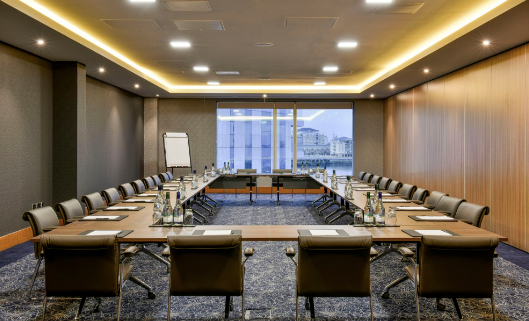 Greenwich Suites meeting room with U-shaped seating for productive corporate events.