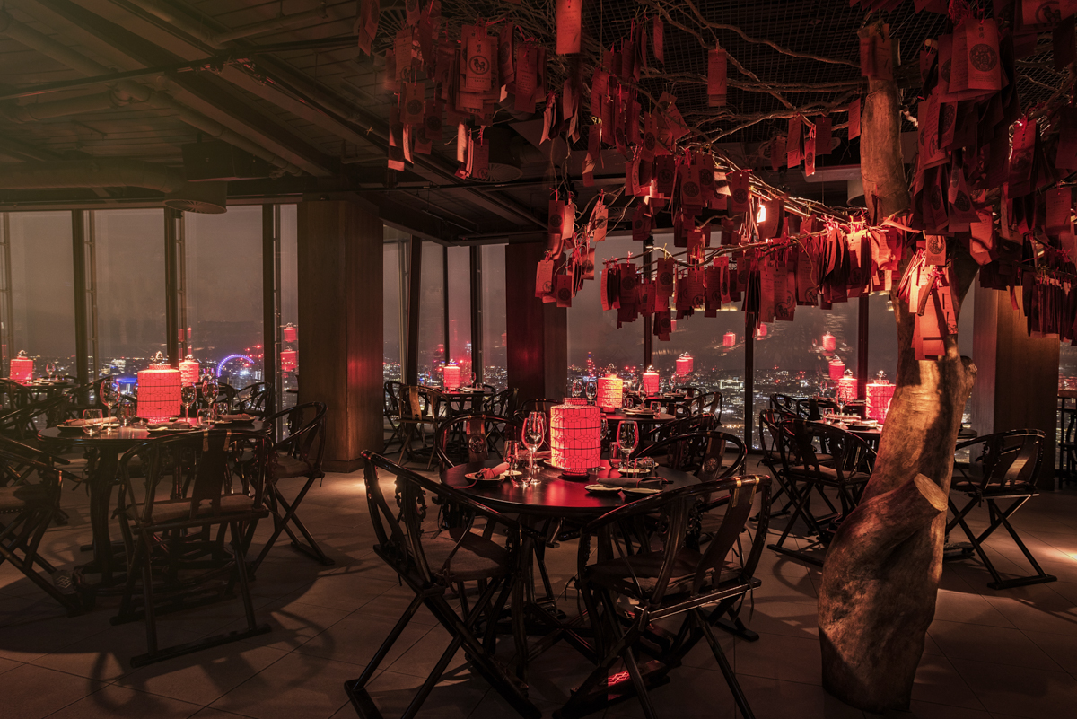 Stylish Shanghai private dining room with warm lighting for corporate dinners and celebrations.