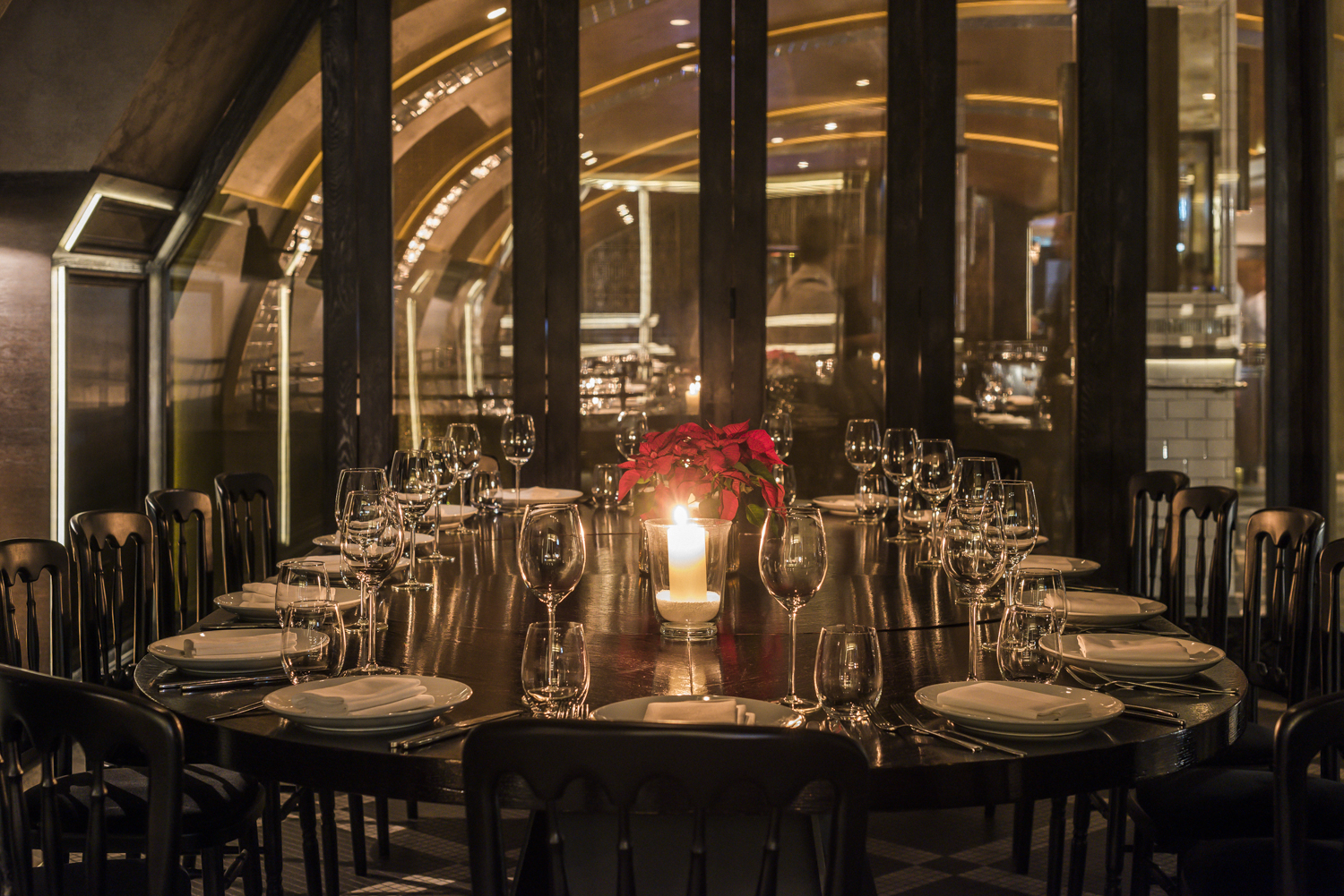 Elegant dining table with candlelight at Aqua Nueva for corporate events.
