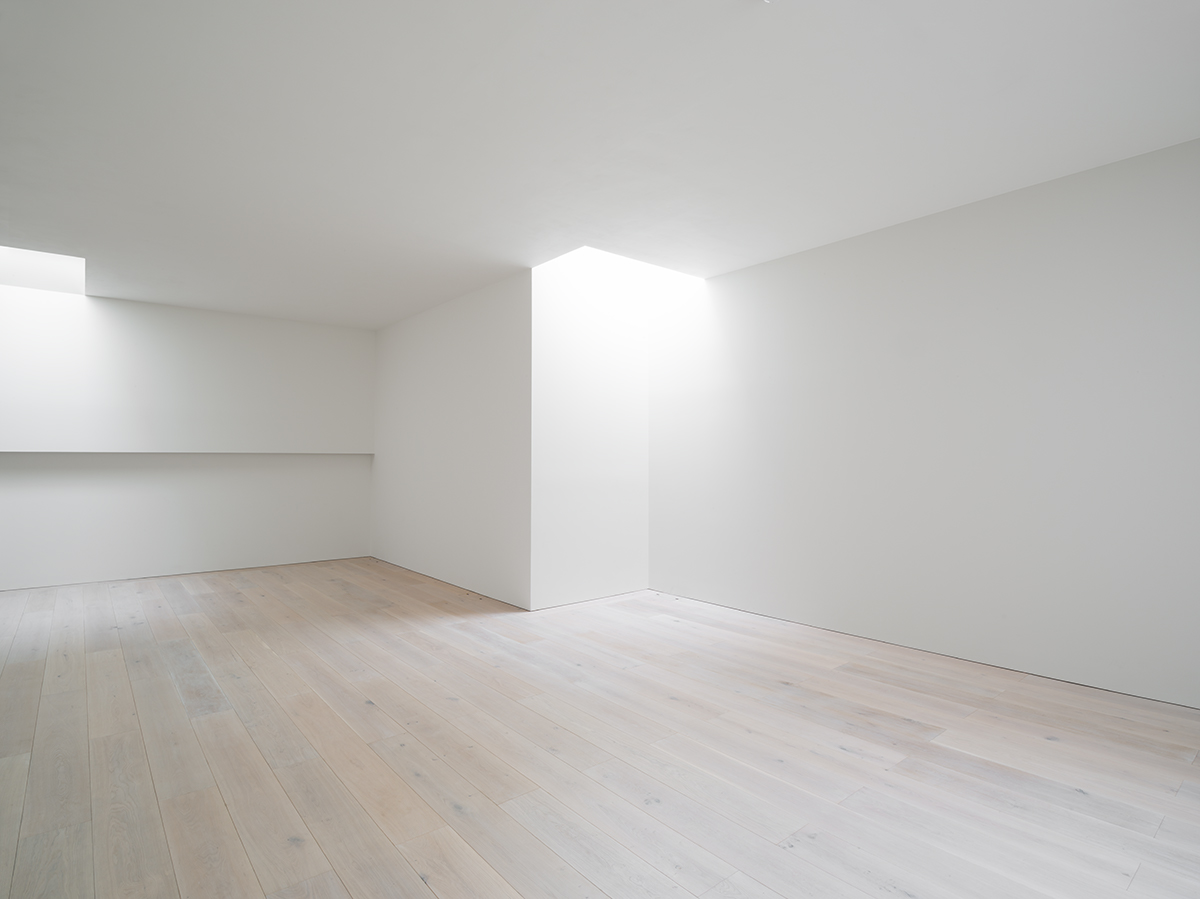 Minimalist event space with natural light, perfect for workshops and networking.