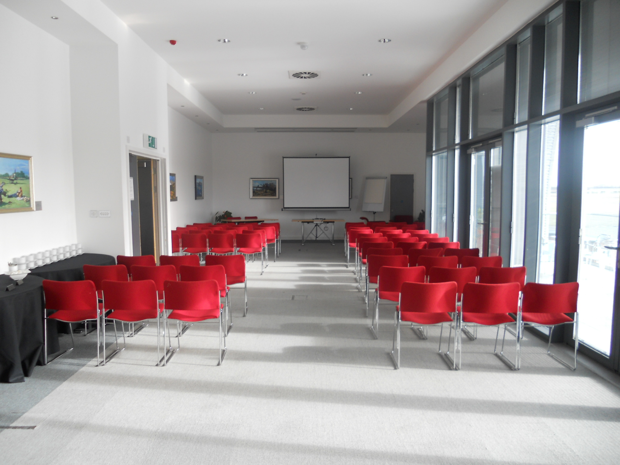Airside Suite at IWM Duxford, bright meeting room with red chairs for seminars.