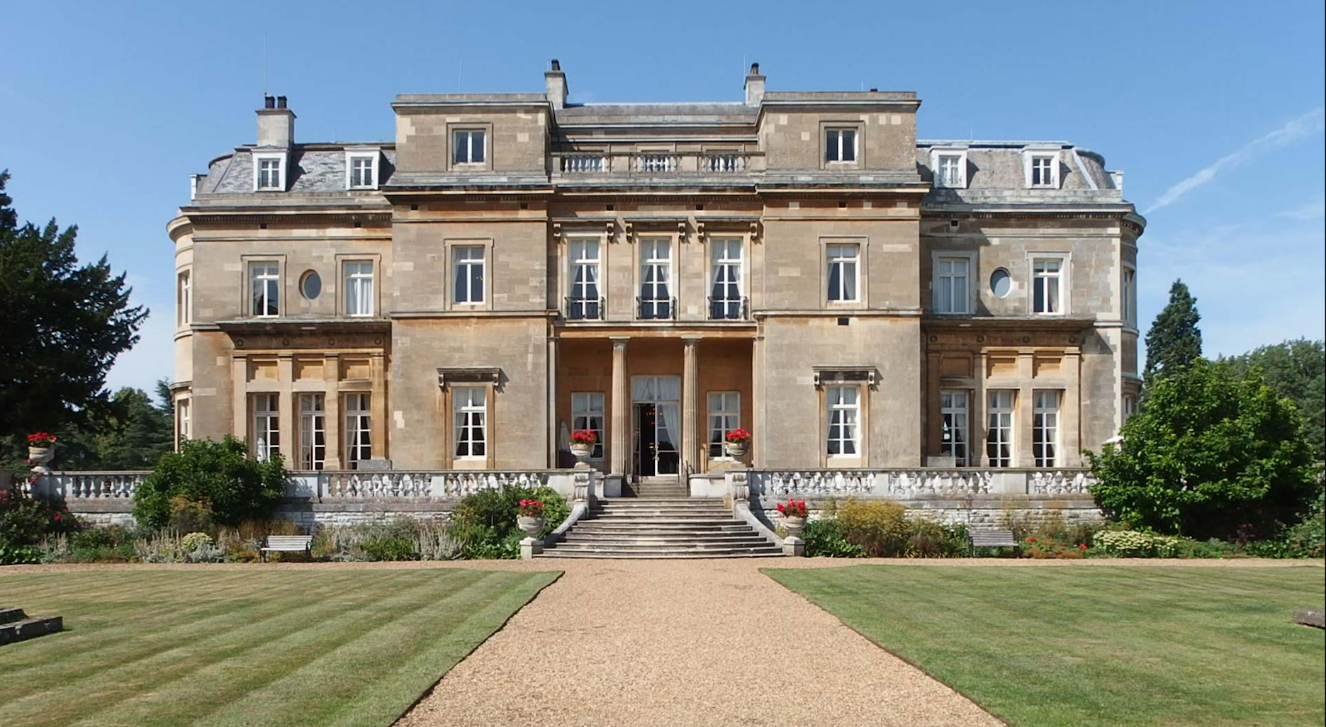 Historic Mansion House at Luton Hoo, ideal for upscale weddings and corporate events.