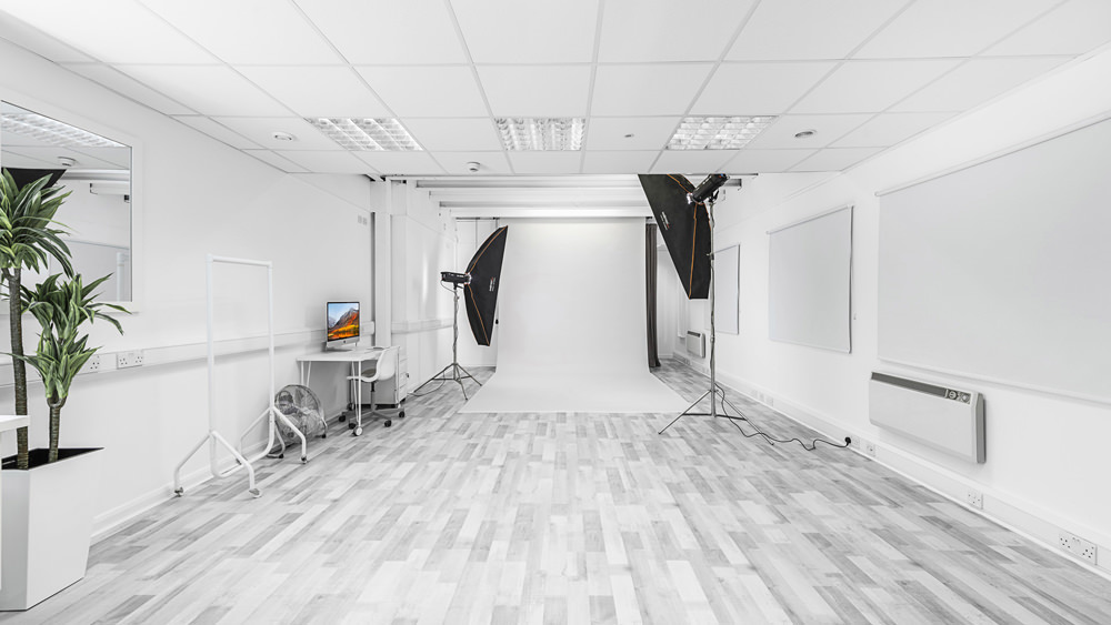 Versatile event space with natural light for meetings and photo shoots at S3 Royal Arsenal.