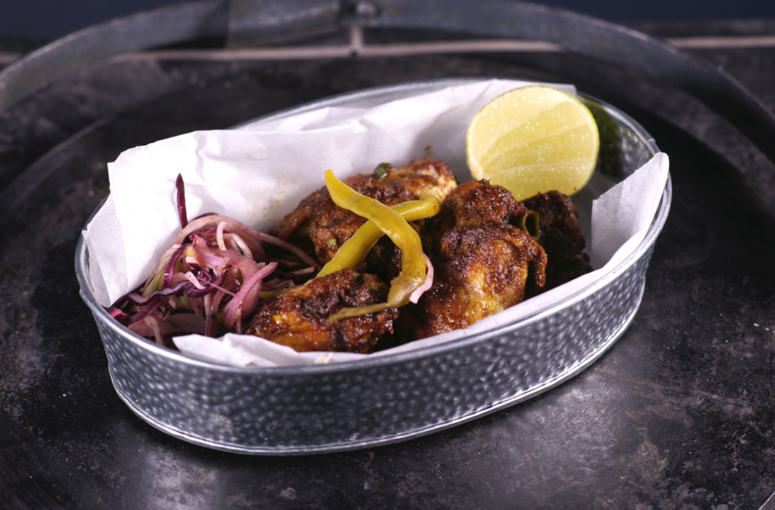 Delicious chicken wings with lime, perfect for corporate events and social gatherings.