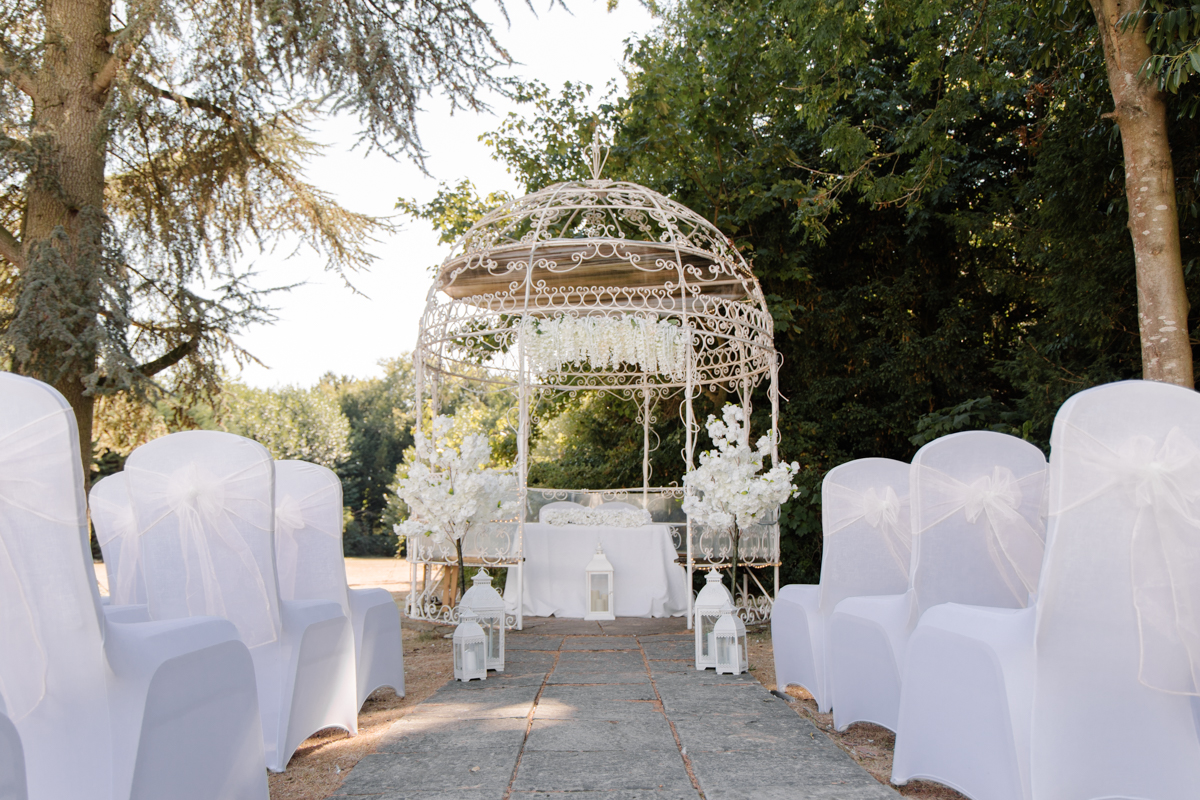 Elegant outdoor wedding ceremony at Colonnade Suite, Manor of Groves Hotel.