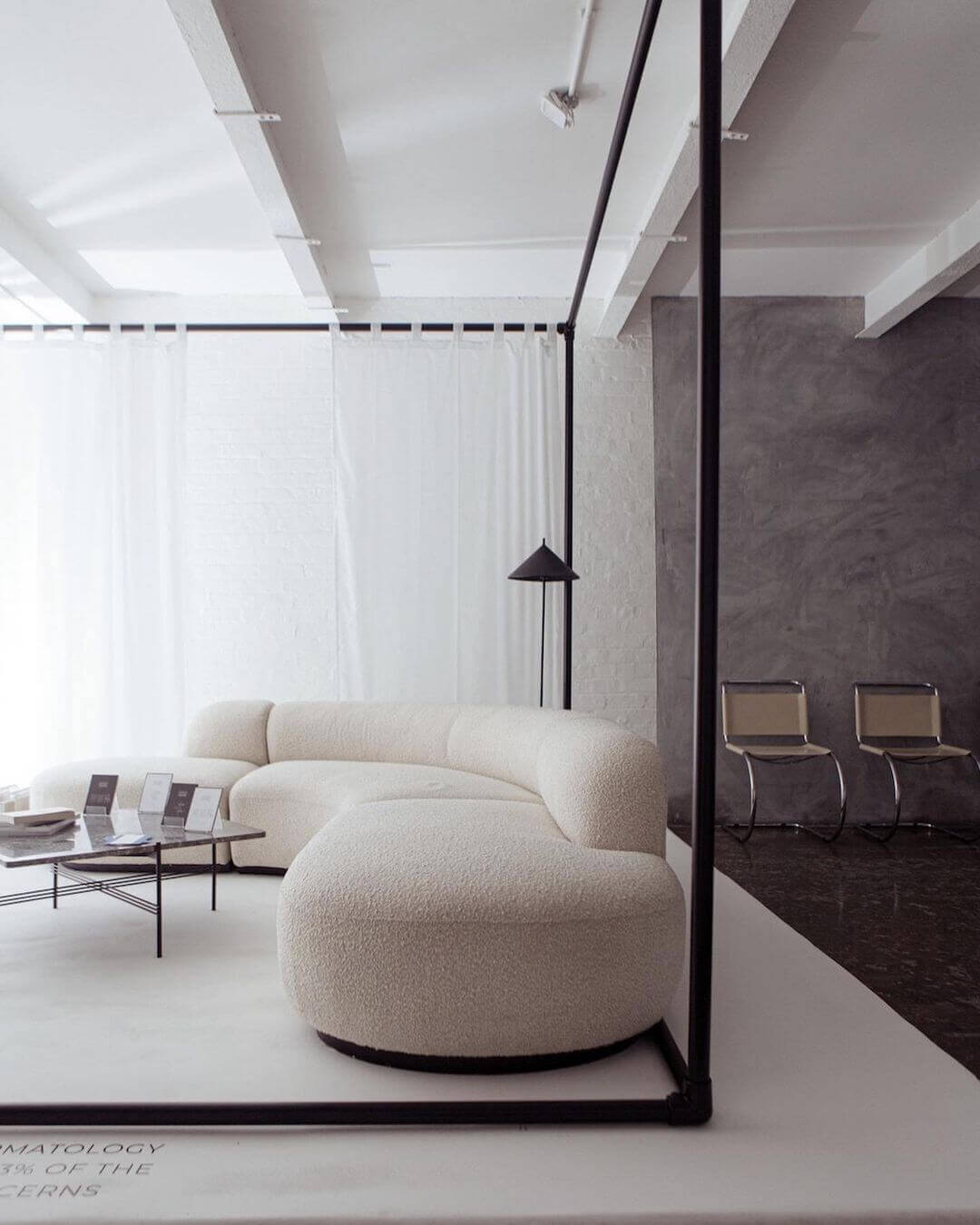 Modern lounge area with curved sofa, ideal for networking events at fivefourstudios.