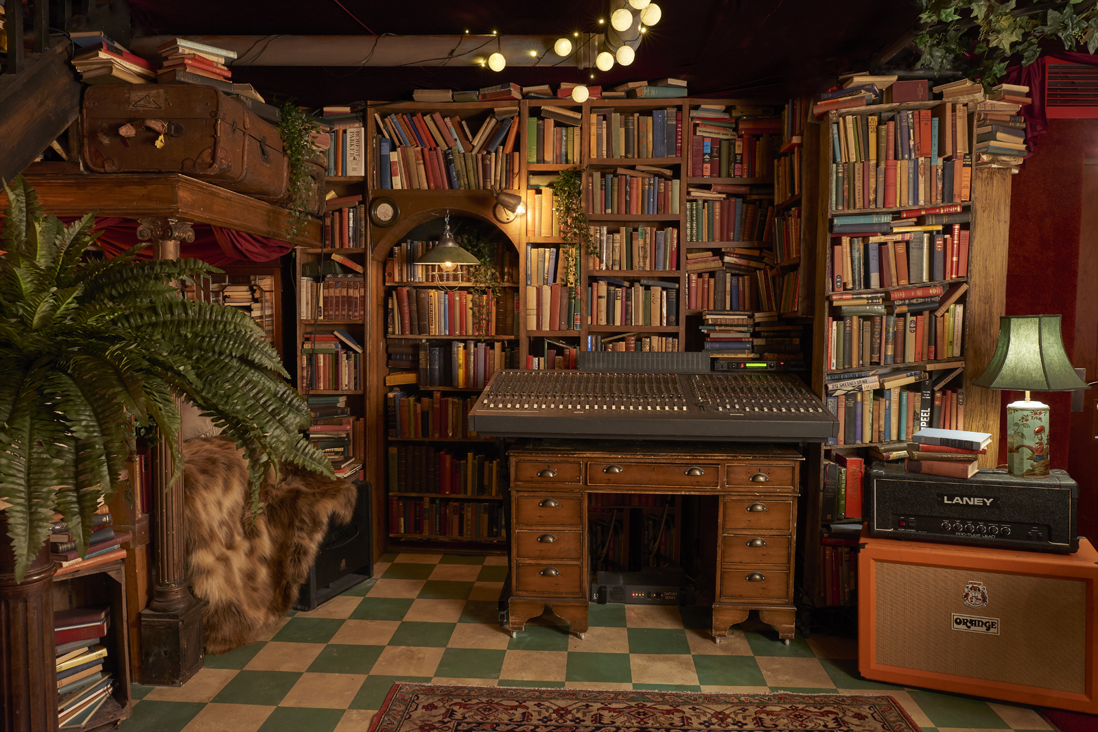 Cozy Fiction Studios with vintage decor, ideal for workshops and creative meetings.