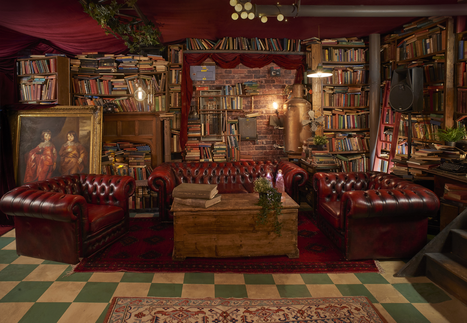 Cozy vintage meeting space with leather sofas, ideal for workshops and gatherings.