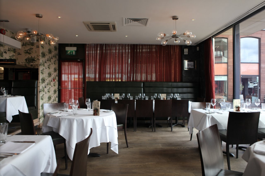 Elegant dining area in Northbank Restaurant, perfect for intimate events and meetings.
