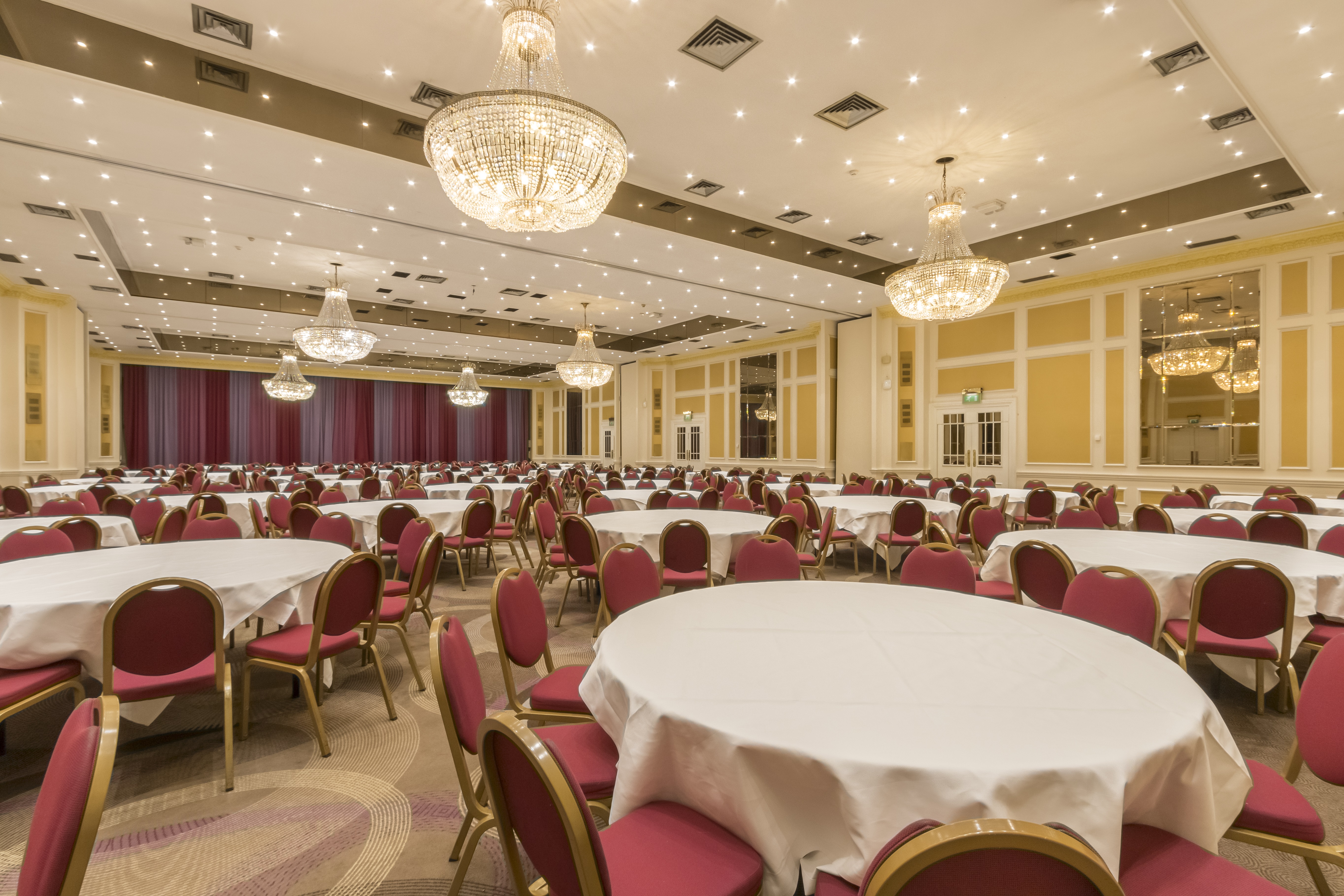 Aviation Suite banquet hall at Thistle London Heathrow, ideal for weddings and conferences.