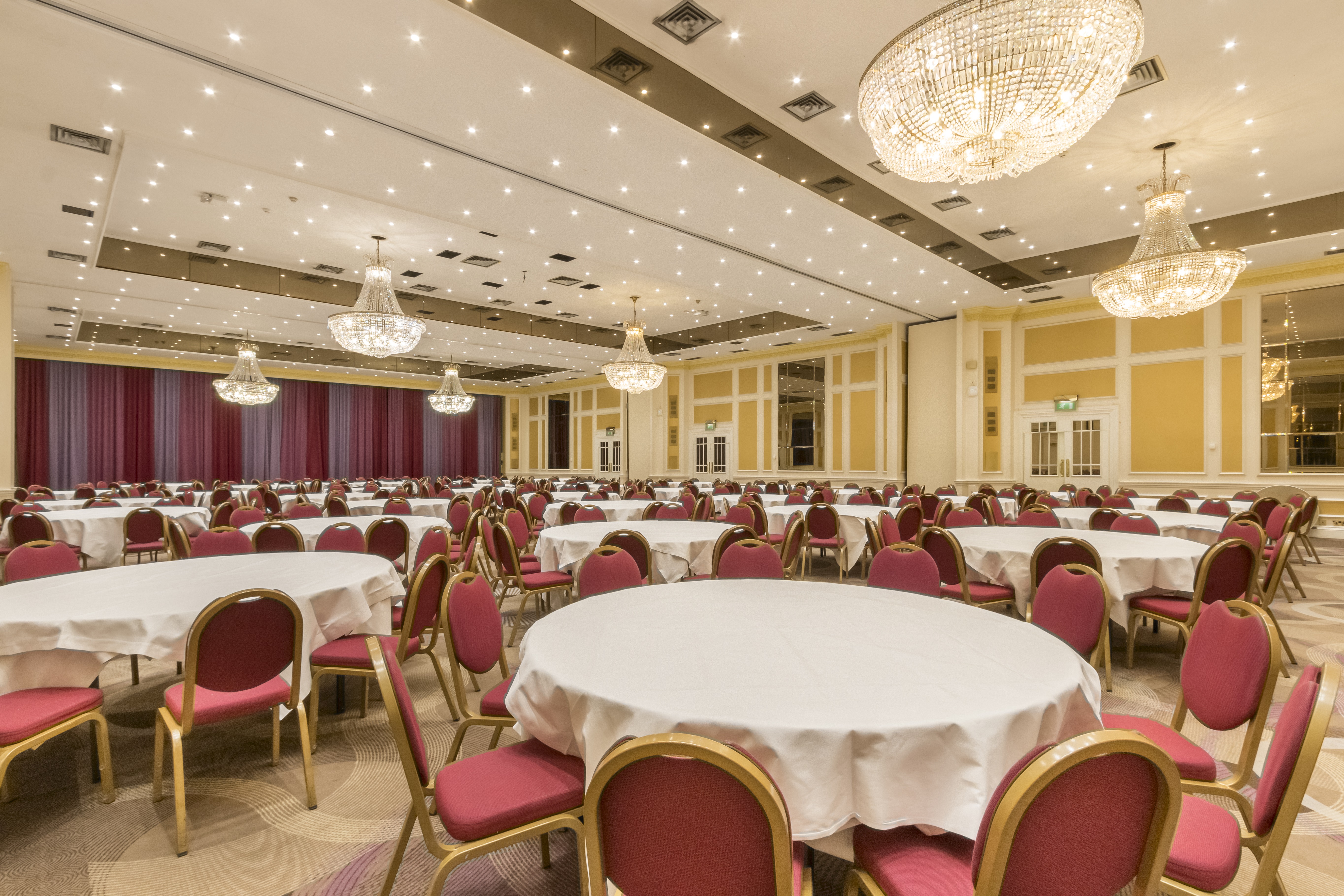 Aviation Suite banquet hall at Thistle London Heathrow, ideal for weddings and conferences.