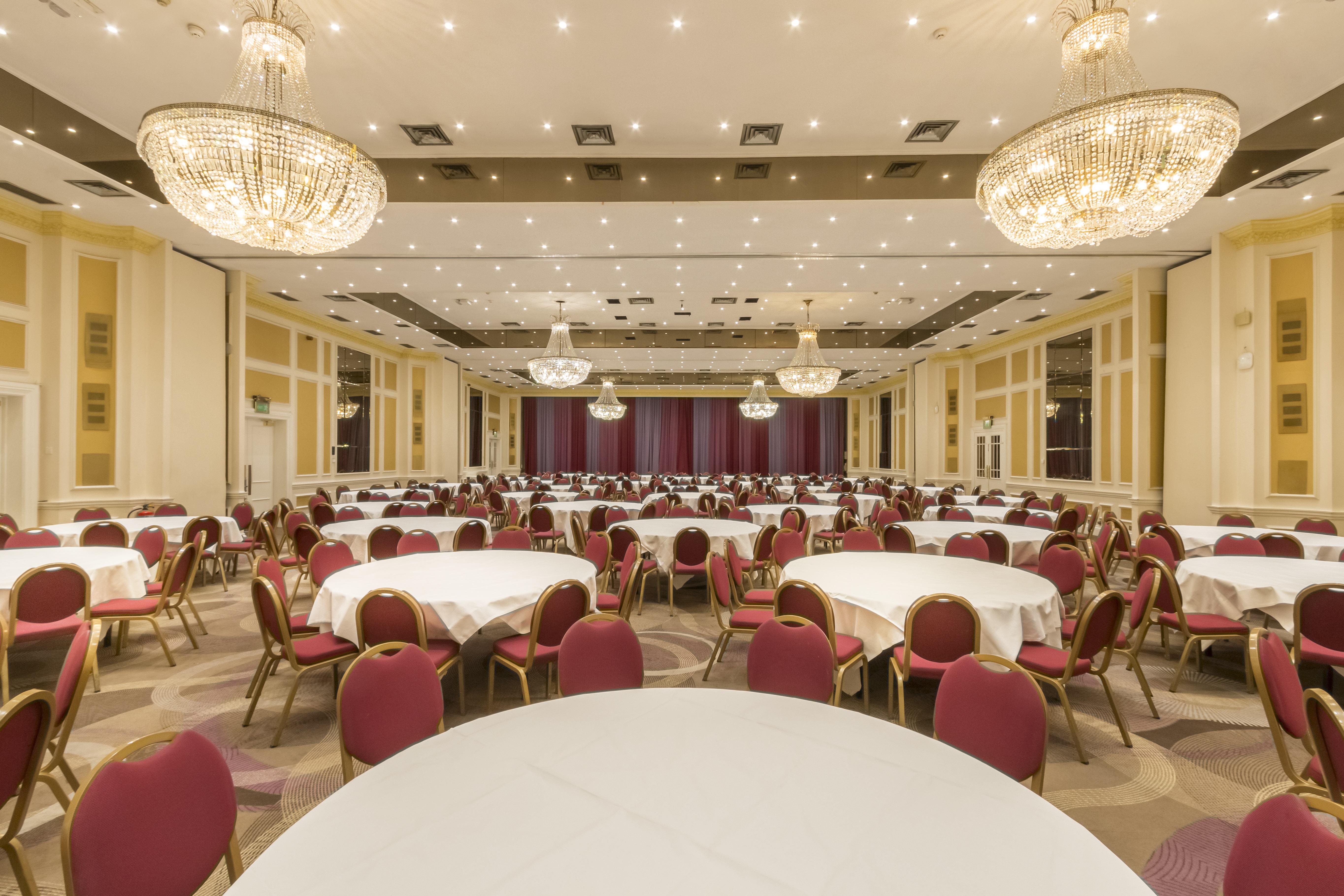 Aviation Suite banquet hall at Thistle London Heathrow, ideal for conferences and gala dinners.