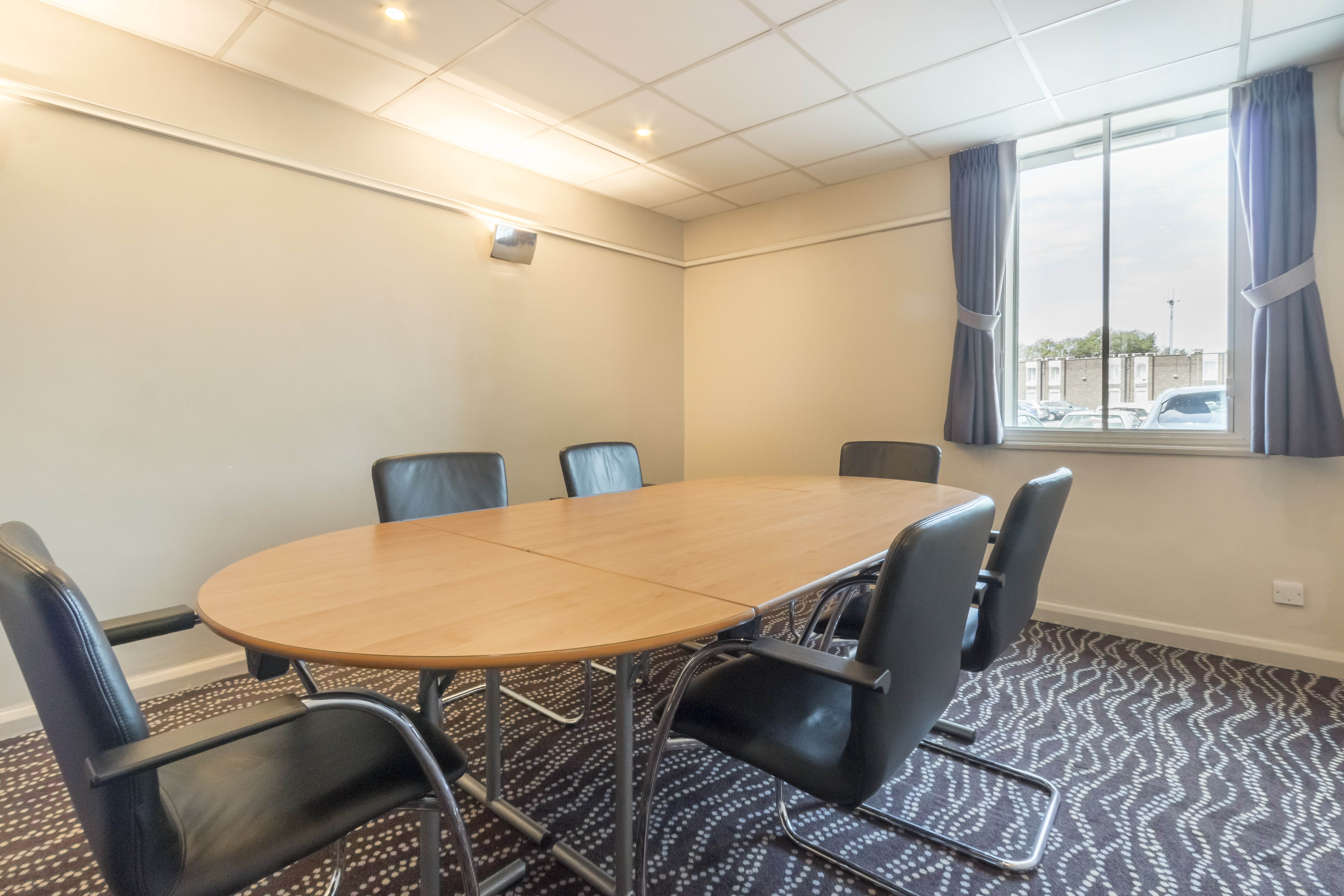 Syndicate Room 1 at Thistle London Heathrow: oval table, ideal for meetings and presentations.
