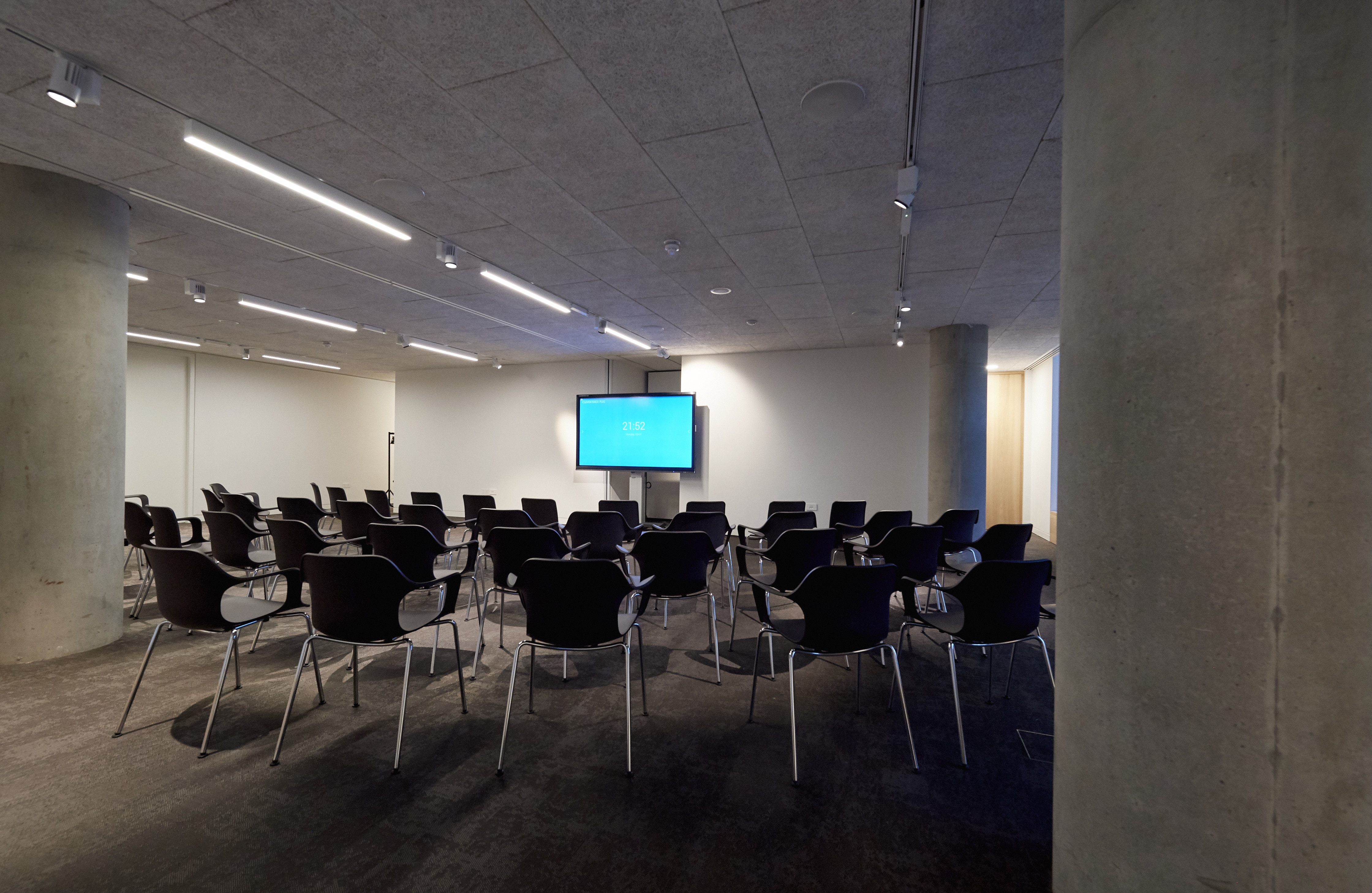 Ulm and Bauhaus Room: modern meeting space for presentations and discussions.