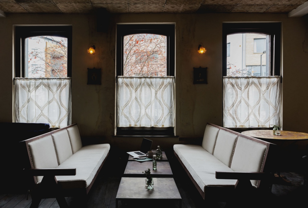 Cozy Cocktail Lounge in Martello Hall, ideal for intimate gatherings and brainstorming.