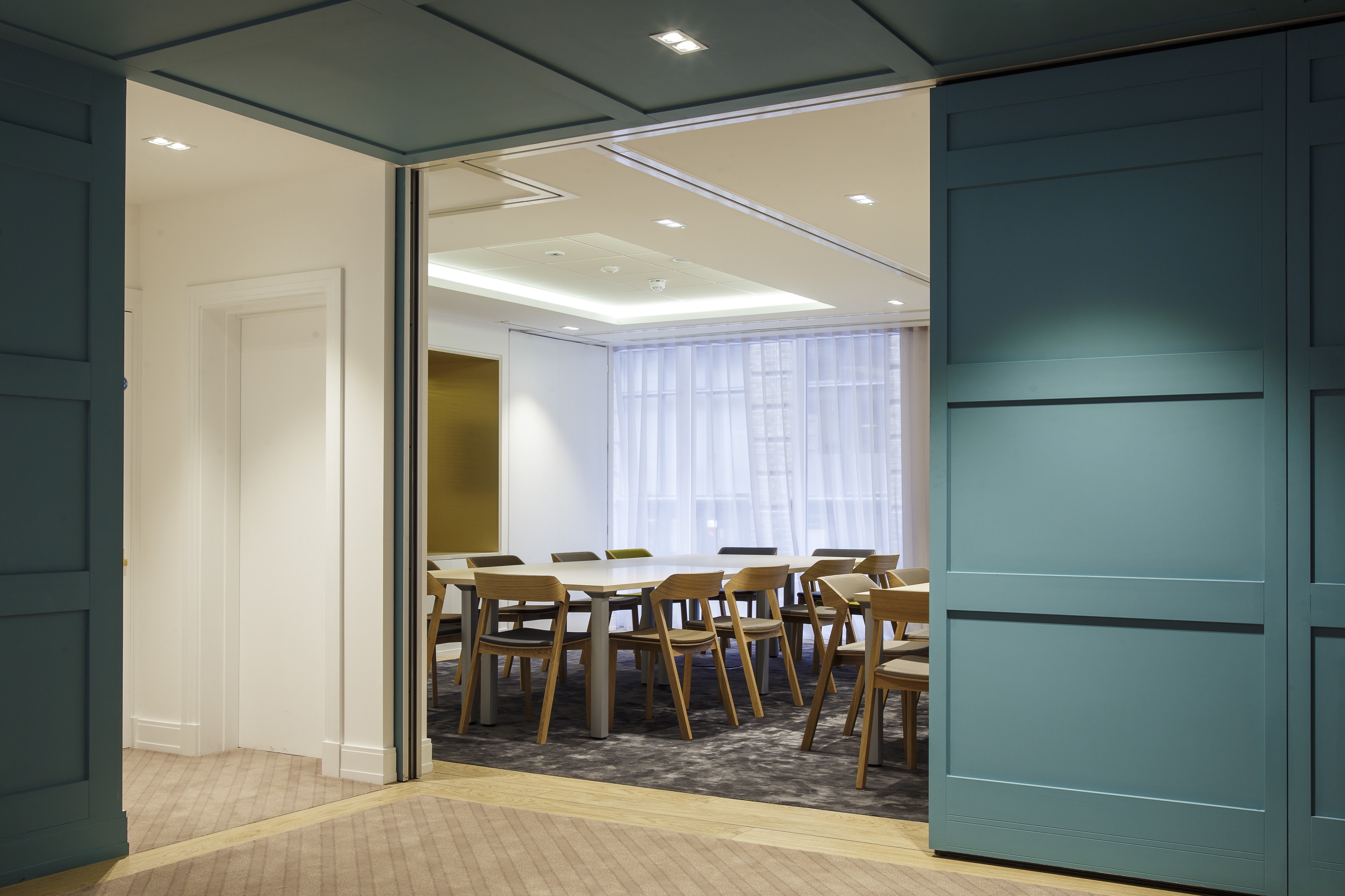 Modern meeting room with large table, ideal for corporate events and brainstorming sessions.