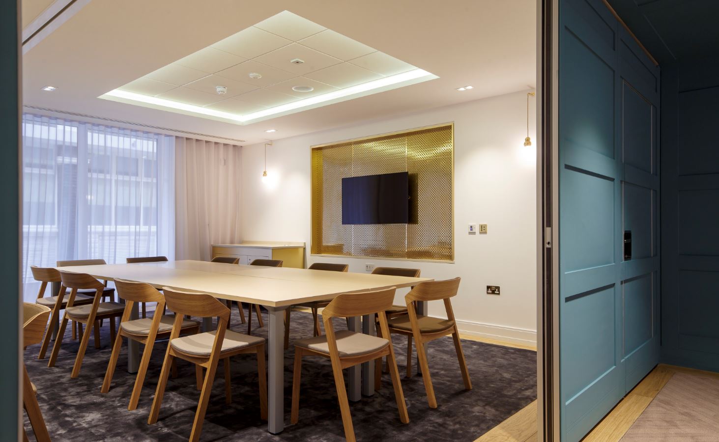 Modern meeting room with large table, ideal for corporate events and presentations.