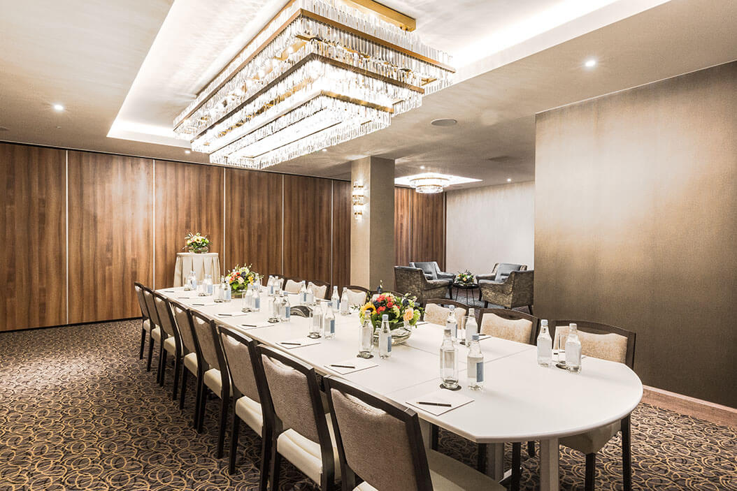 Sophisticated Finsbury 1 meeting room with elegant table, ideal for corporate events.
