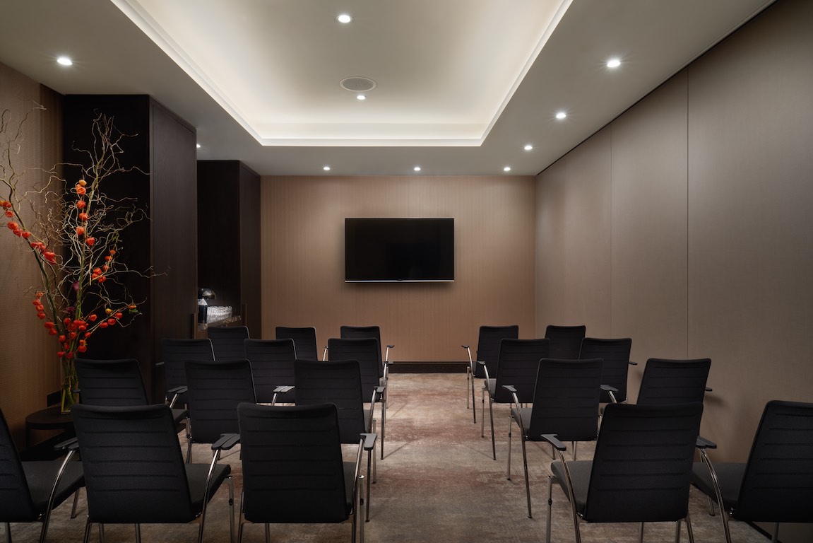 Borough Suite meeting room at Hilton London Bankside, modern decor, ideal for events.
