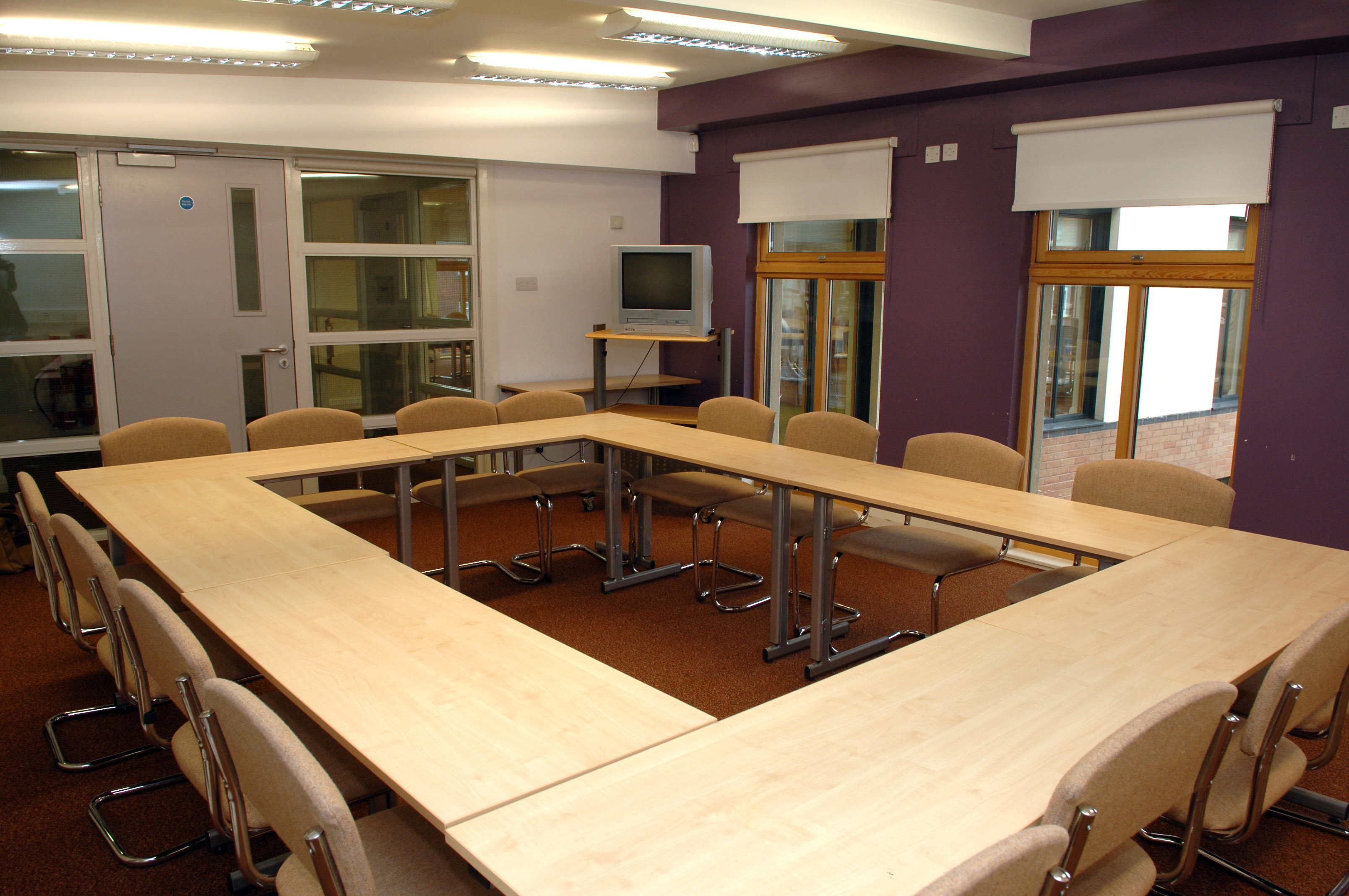 Kensington Reservoir meeting room with modular table for workshops and brainstorming.