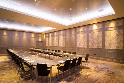 Sopwith 1 meeting room at Doubletree Kingston, ideal for corporate workshops and gatherings.