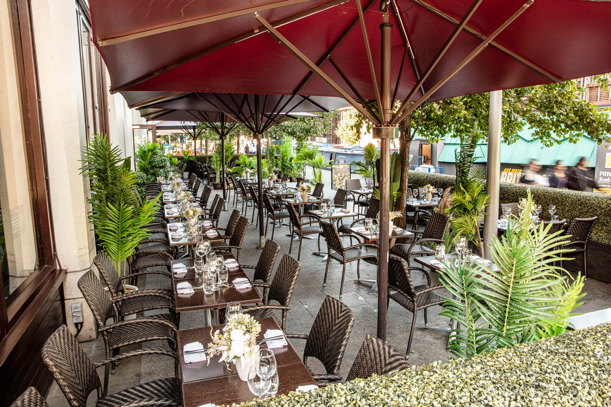 Elegant outdoor dining at Smith's Bar & Grill, perfect for events and gatherings.