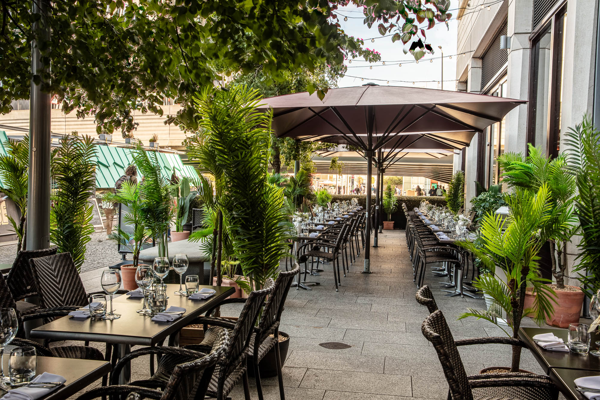 Elegant outdoor dining at Smith's Bar & Grill for upscale events and gatherings.