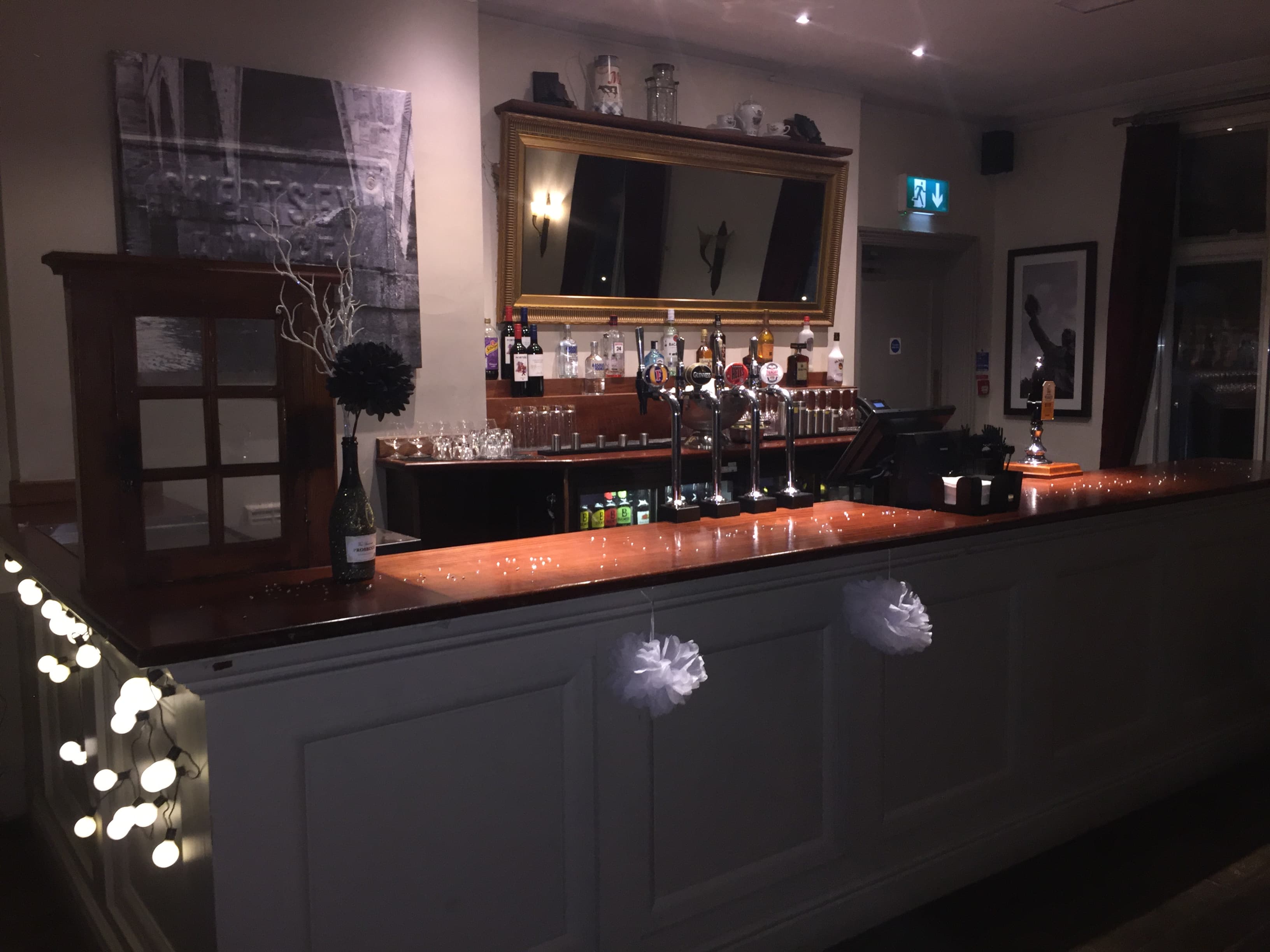 Windsor Room pub bar: intimate networking mixer and conference happy hour venue.