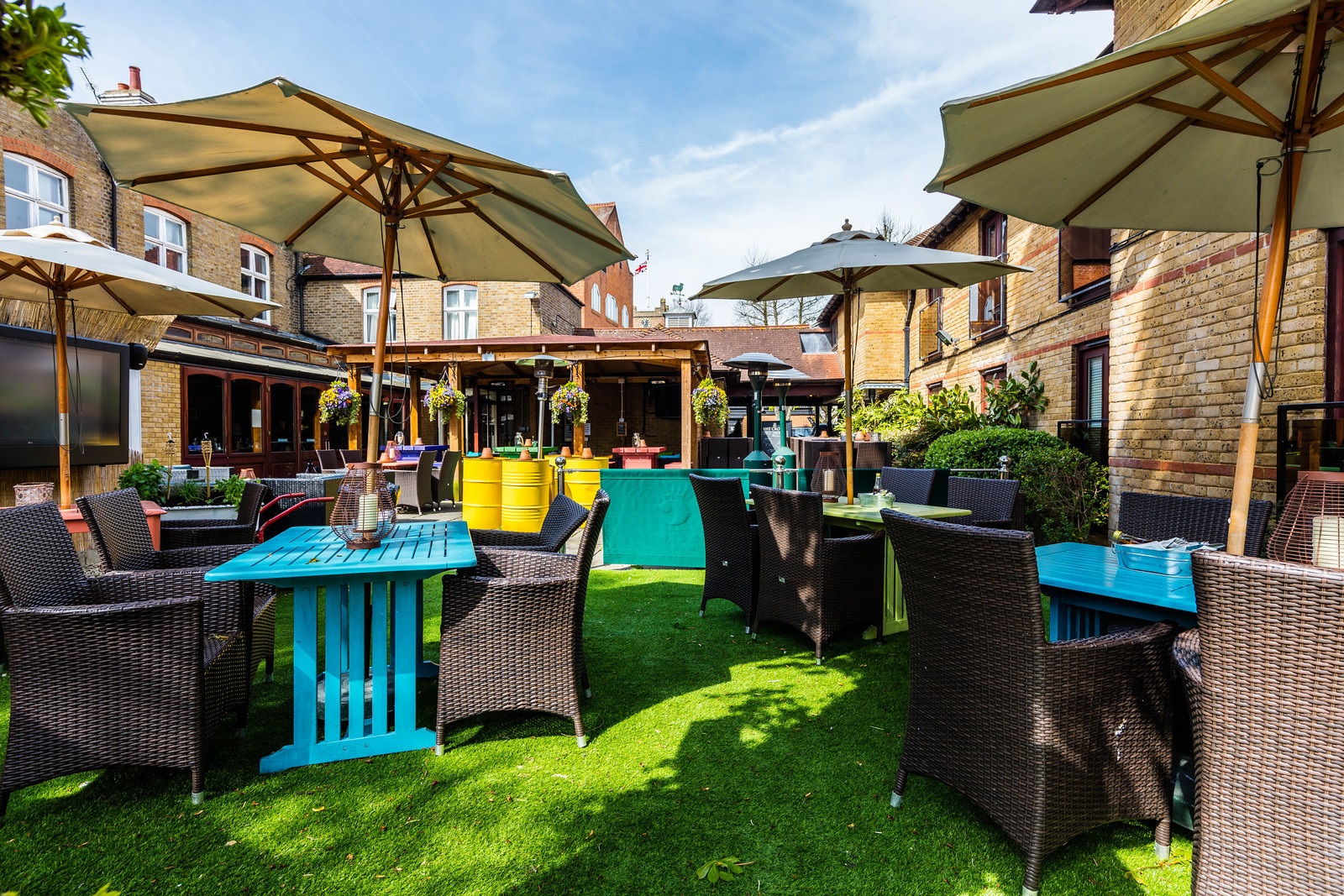 Lounge Garden outdoor breakout space with modular seating for corporate networking and team building.
