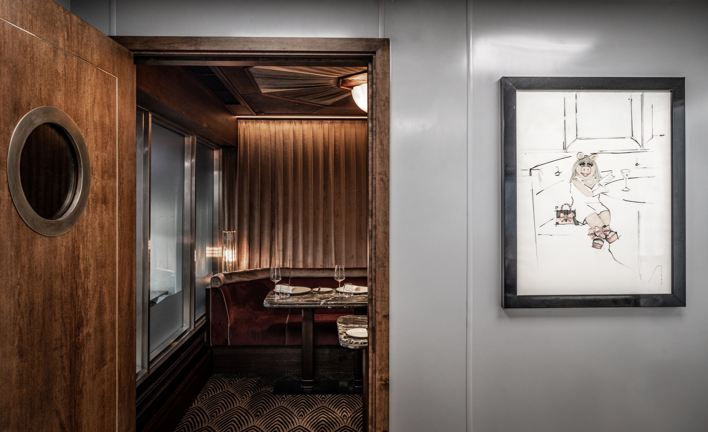 Elegant kitchen table in Savoy Grill, ideal for intimate meetings and exclusive events.