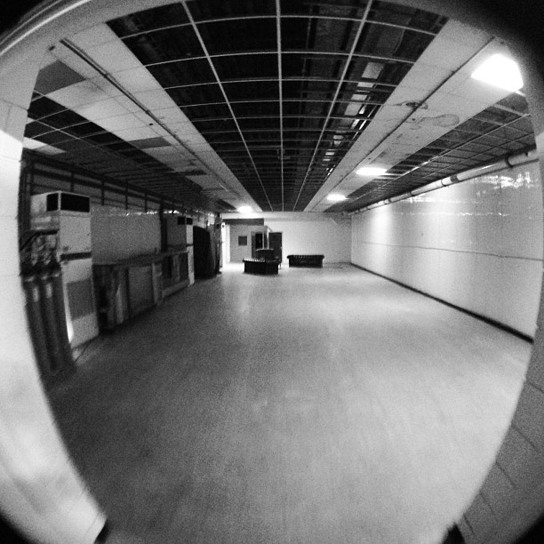 Vacant industrial event space with open floor plan for creative setups and meetings.