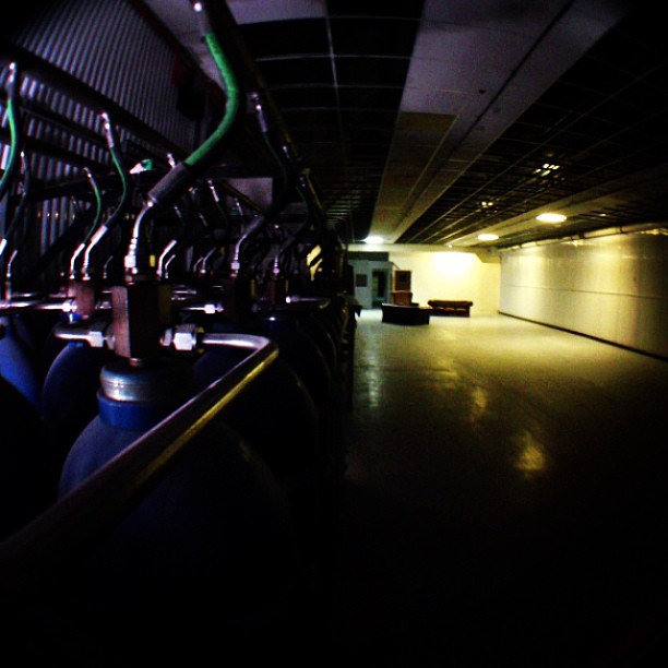 Spacious industrial venue with tanks, perfect for innovative meetings and exhibitions.