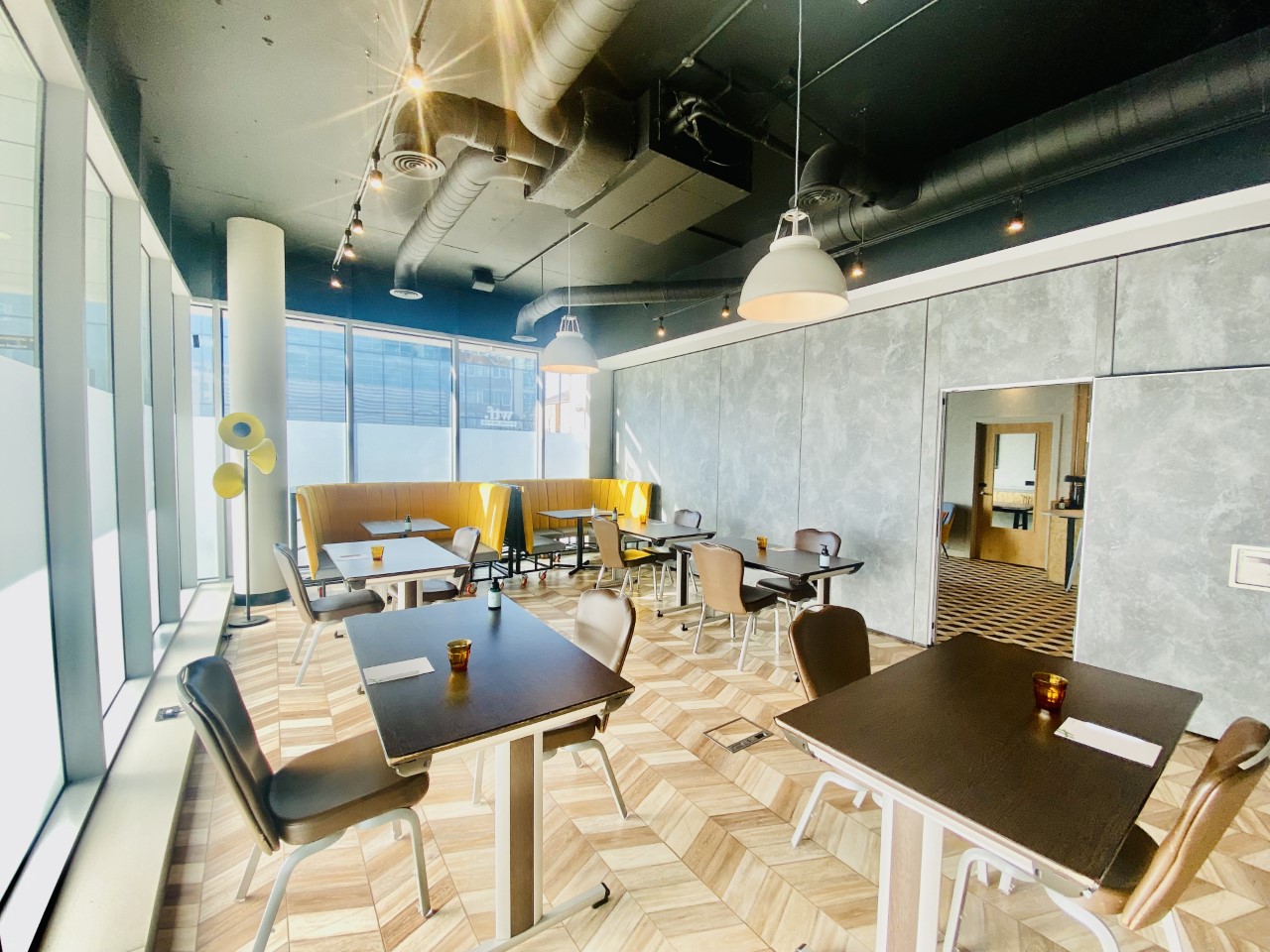 Modern meeting space at Holiday Inn Whitechapel, ideal for workshops and gatherings.