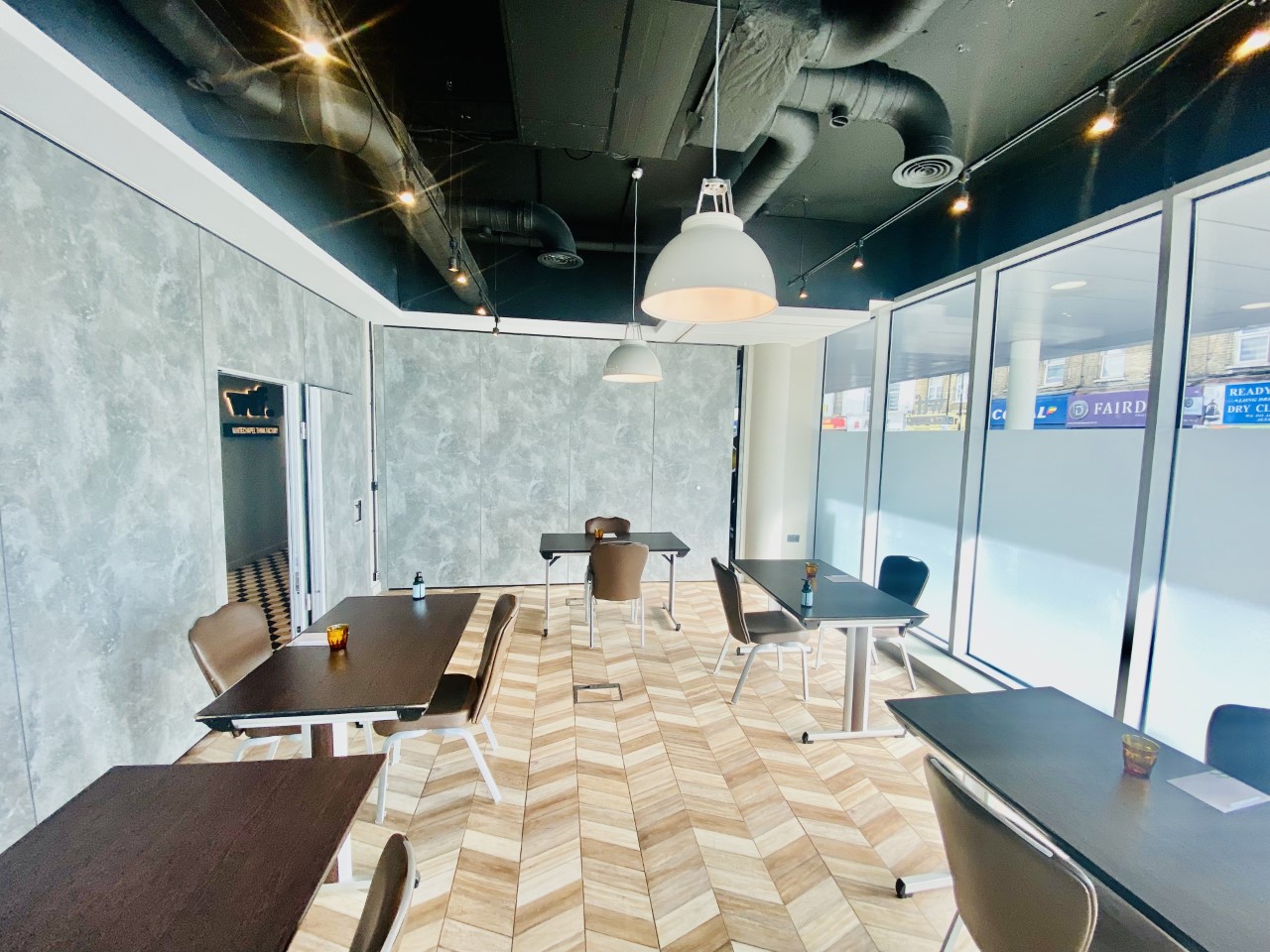 Modern meeting space at Holiday Inn Whitechapel, ideal for workshops and corporate events.