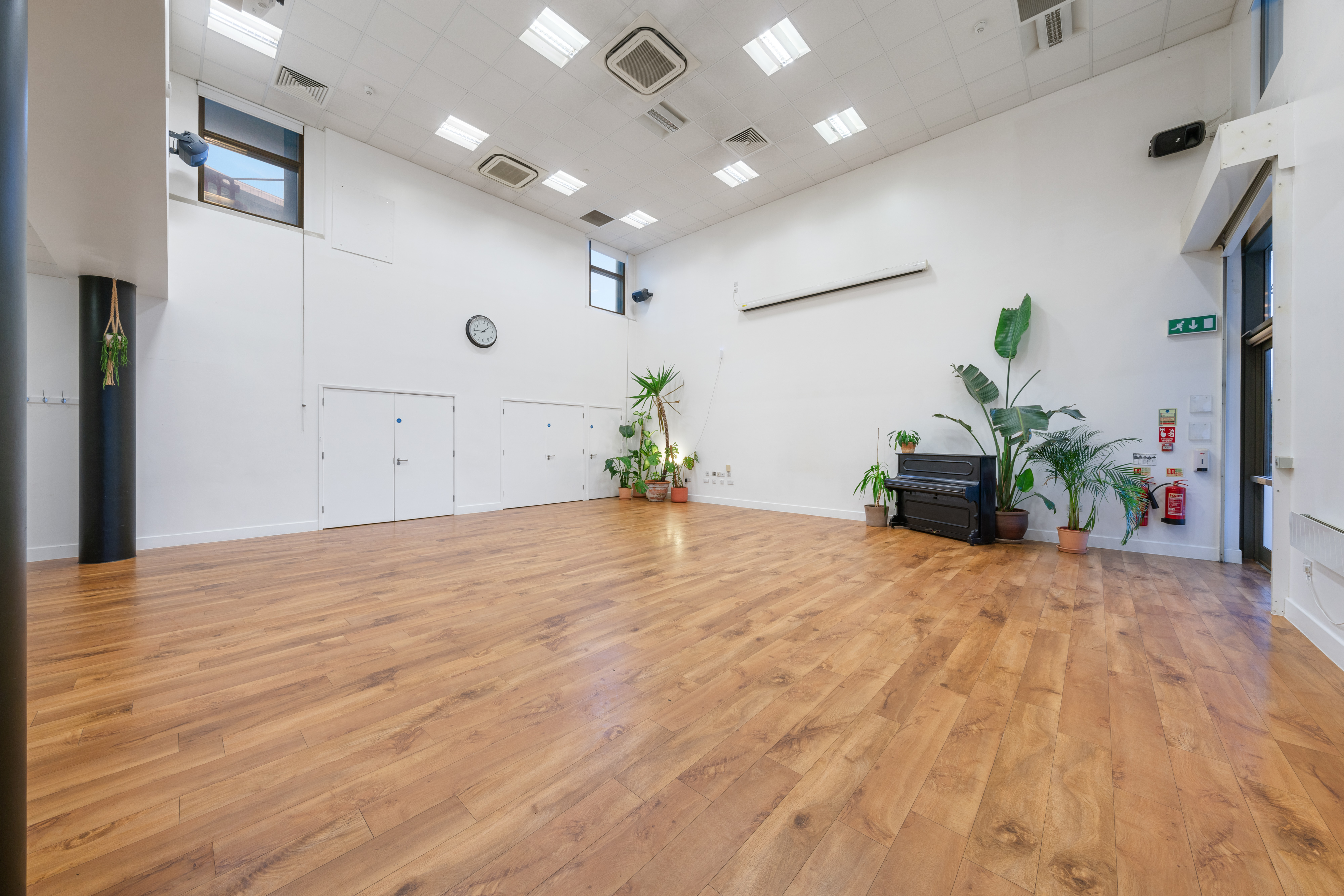 Main Room - xatcly0uvji.jpg