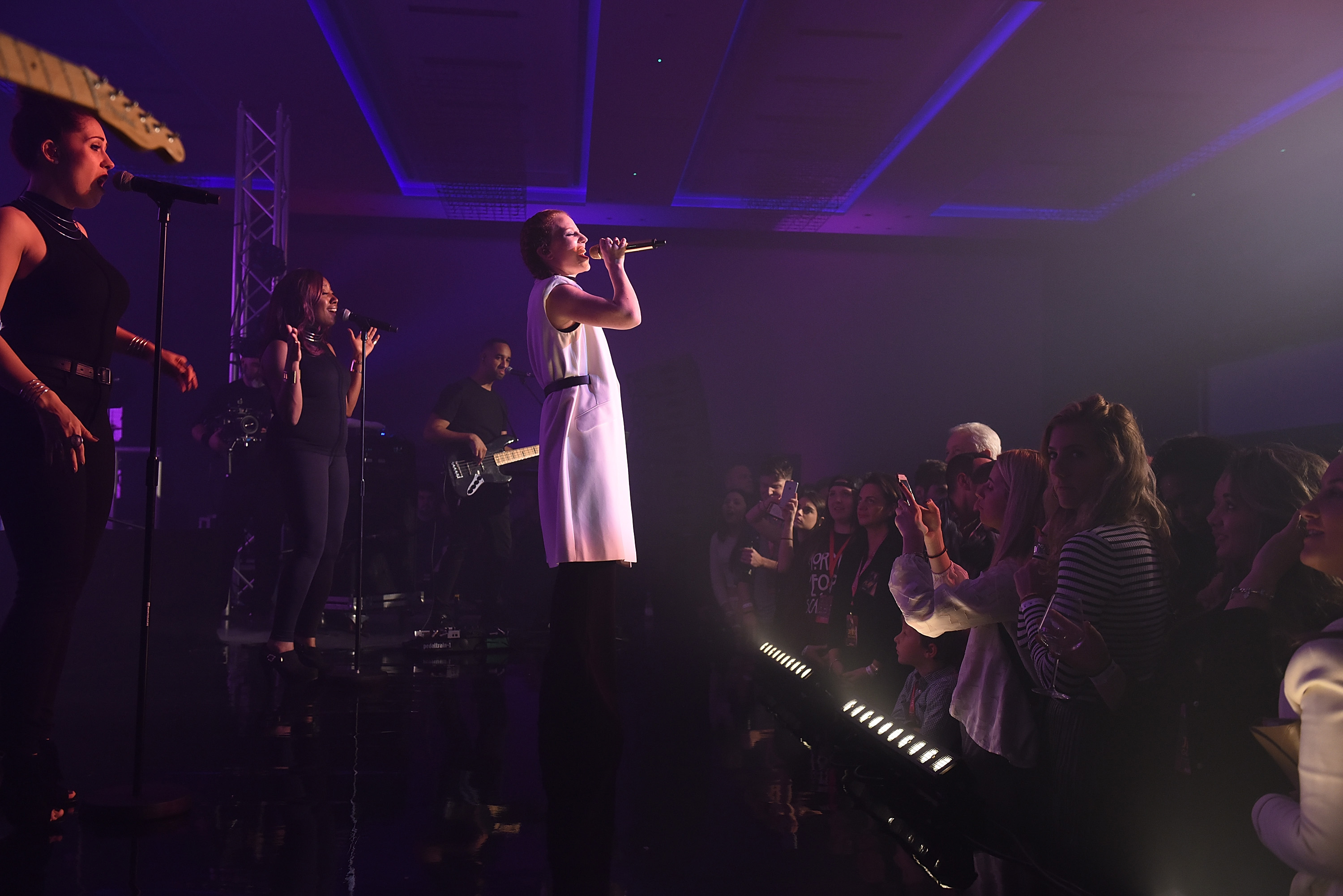 Dynamic live performance at Hilton London Bankside with engaging stage lighting.