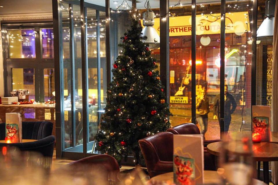 Cozy venue with Christmas tree, ideal for holiday gatherings and corporate events.