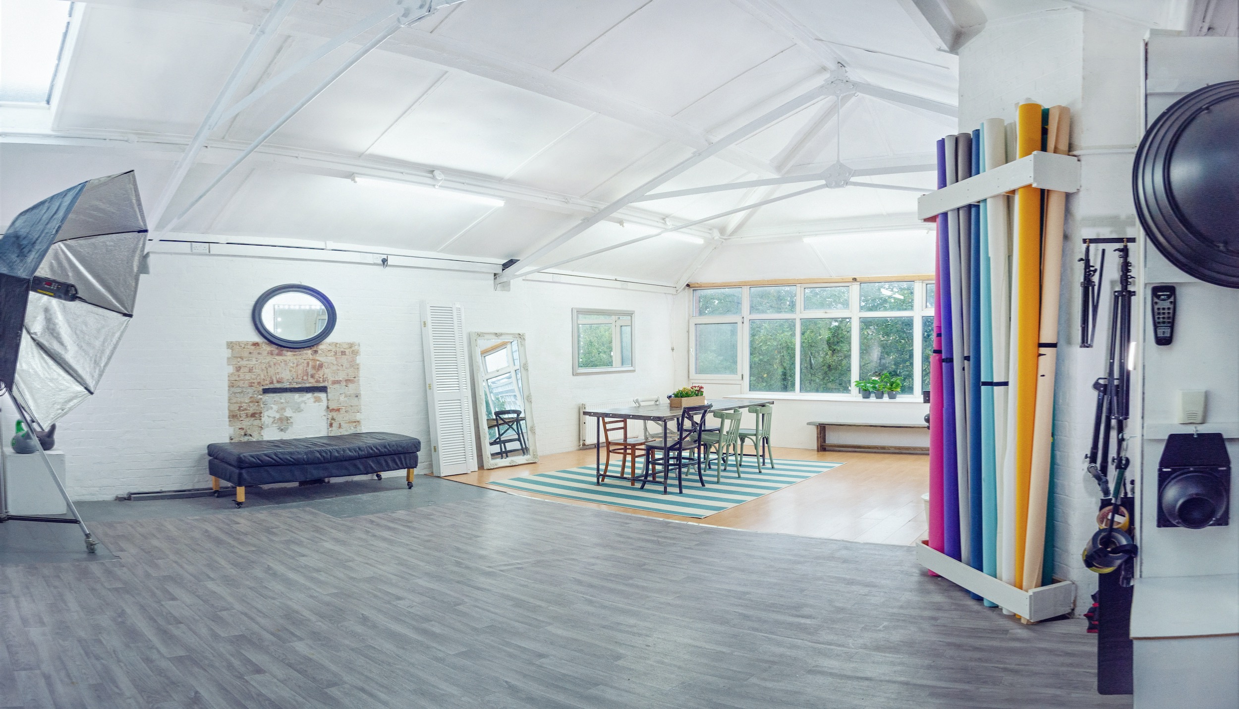 Versatile event space in Poutstudios with natural light for meetings and workshops.