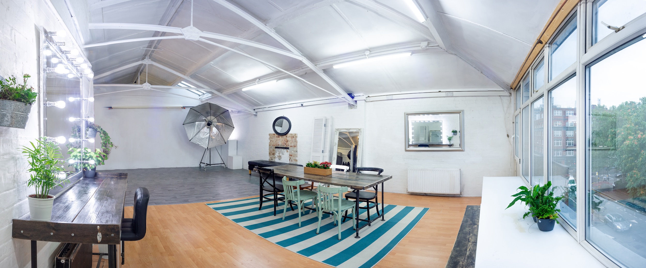 Versatile event space in Poutstudios with modern design, ideal for workshops and gatherings.