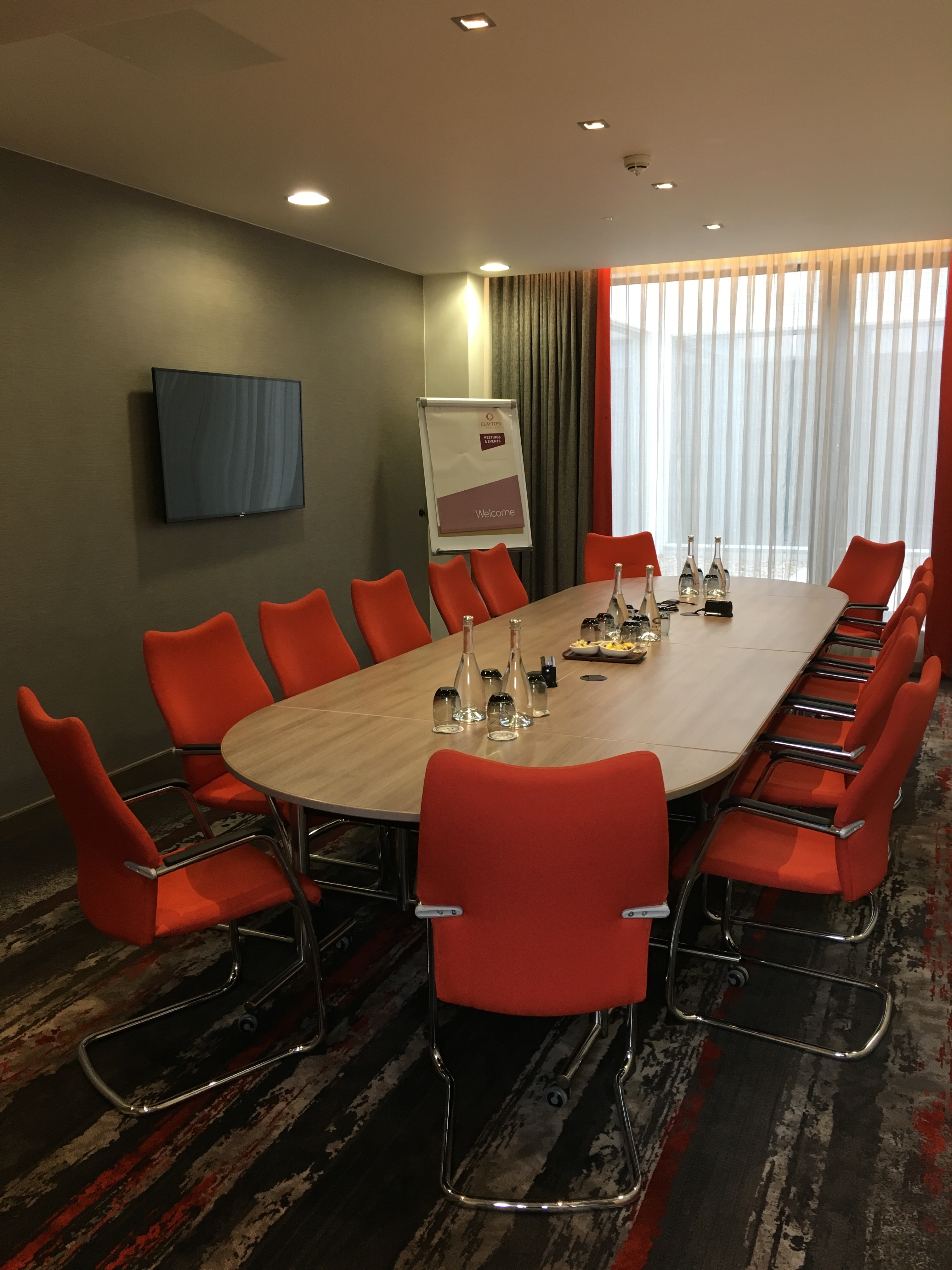 Modern meeting room in Bedford Suite, Clayton Hotel Chiswick, ideal for brainstorming sessions.