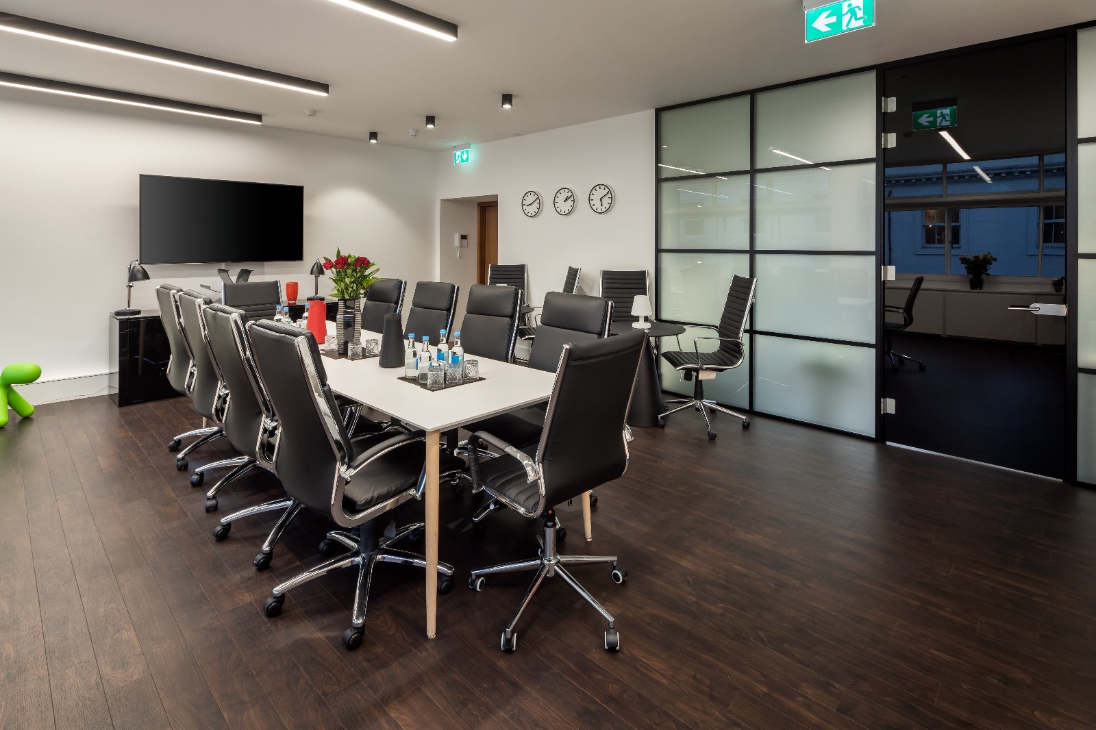Modern conference room with ergonomic chairs for professional meetings in W1 Workspace.