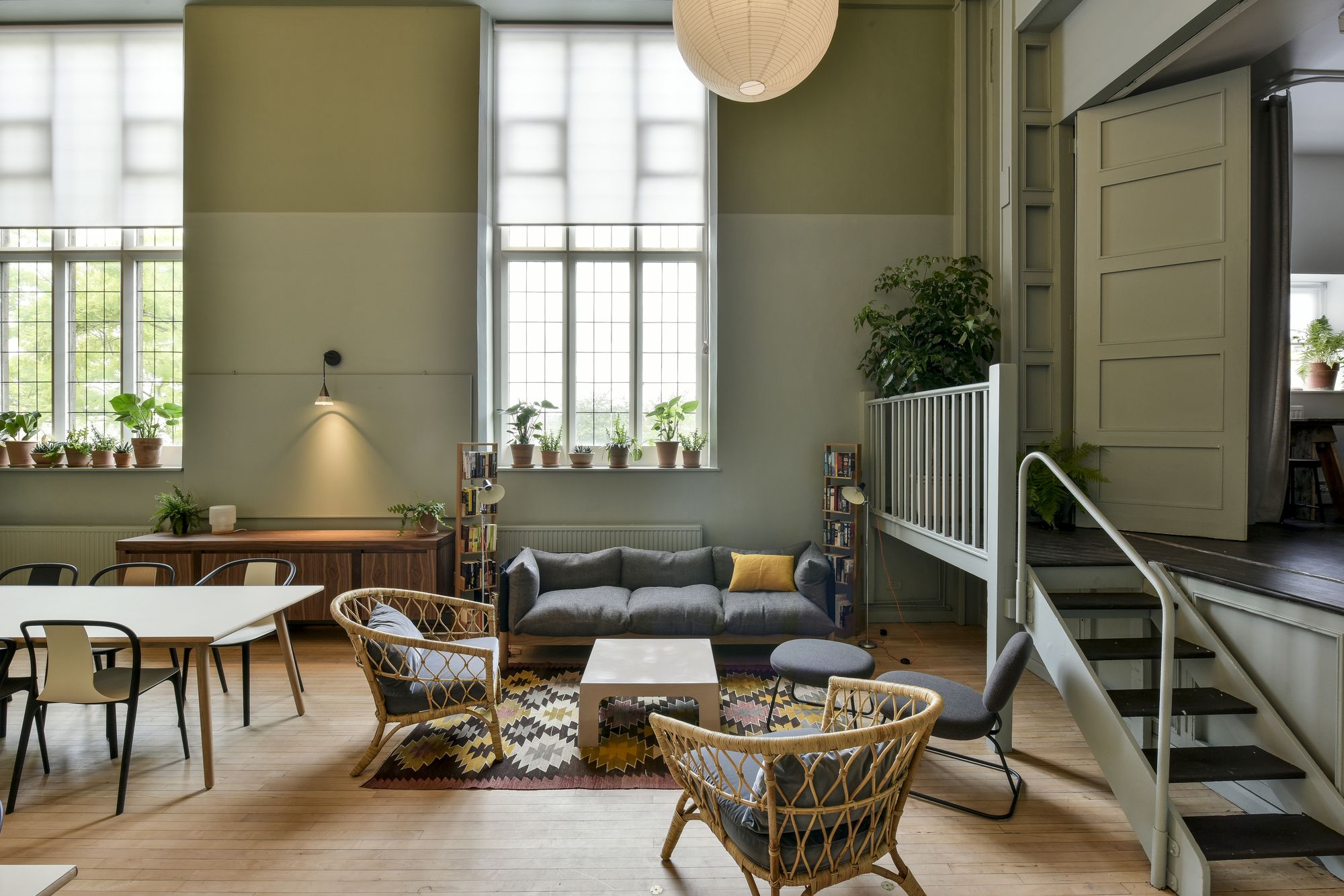 Stylish meeting space with natural light at Refettorio Felix, ideal for brainstorming sessions.