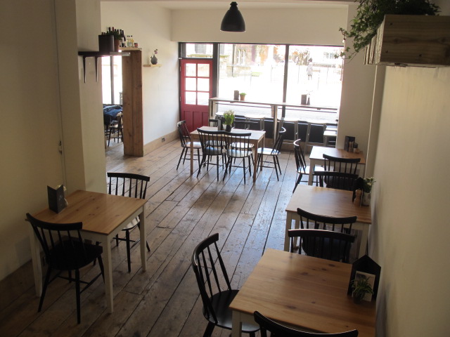 Cozy venue with wooden floors, ideal for workshops and intimate gatherings.