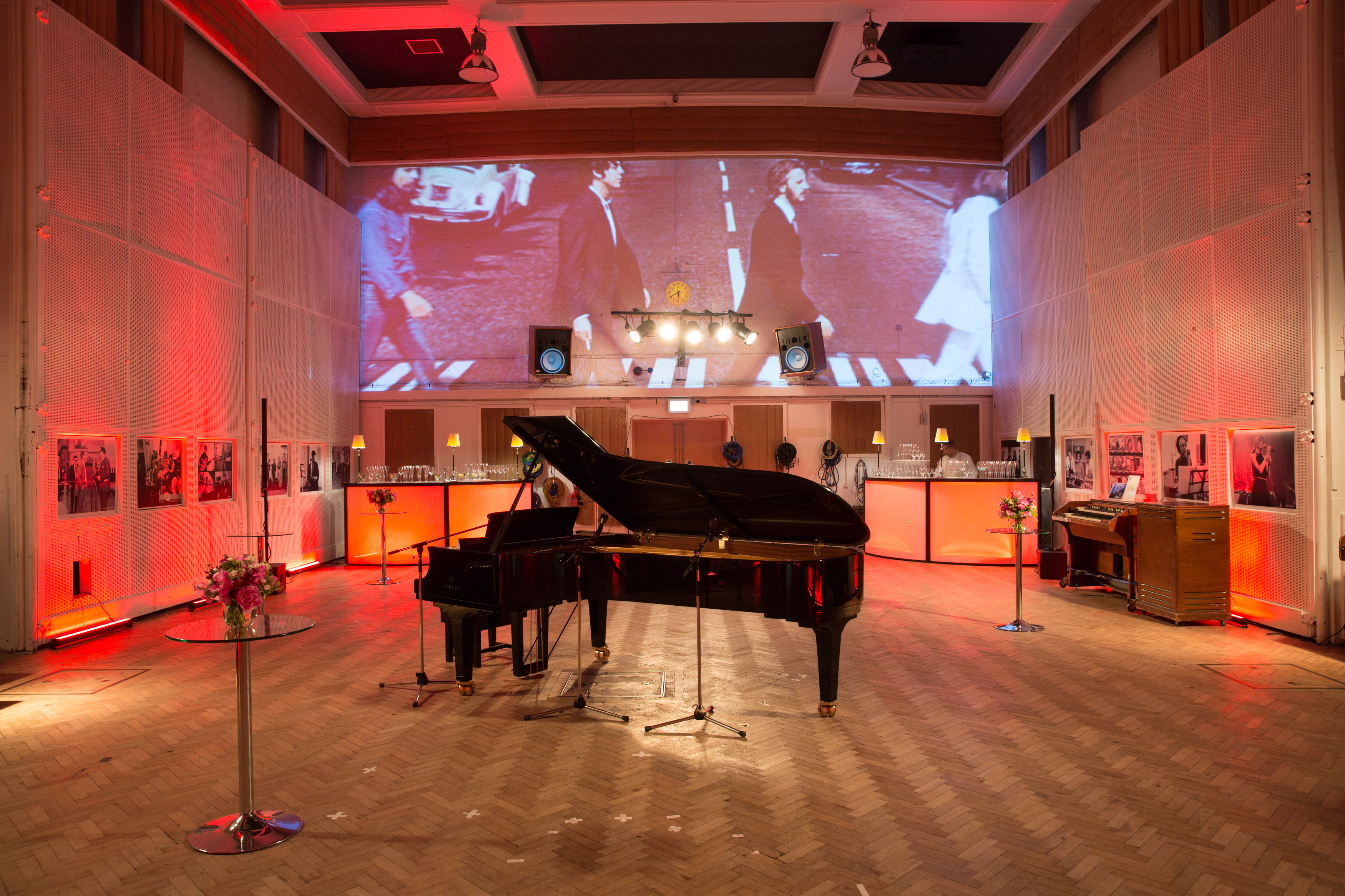 Studio Two - reluj0low0b.JPG