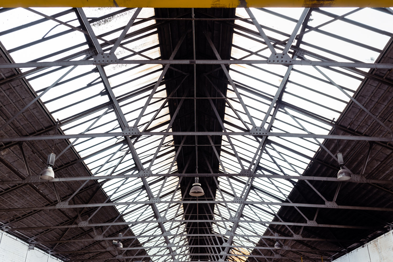 Alt tag: "Spacious crane venue with glass roof, ideal for events and gatherings"