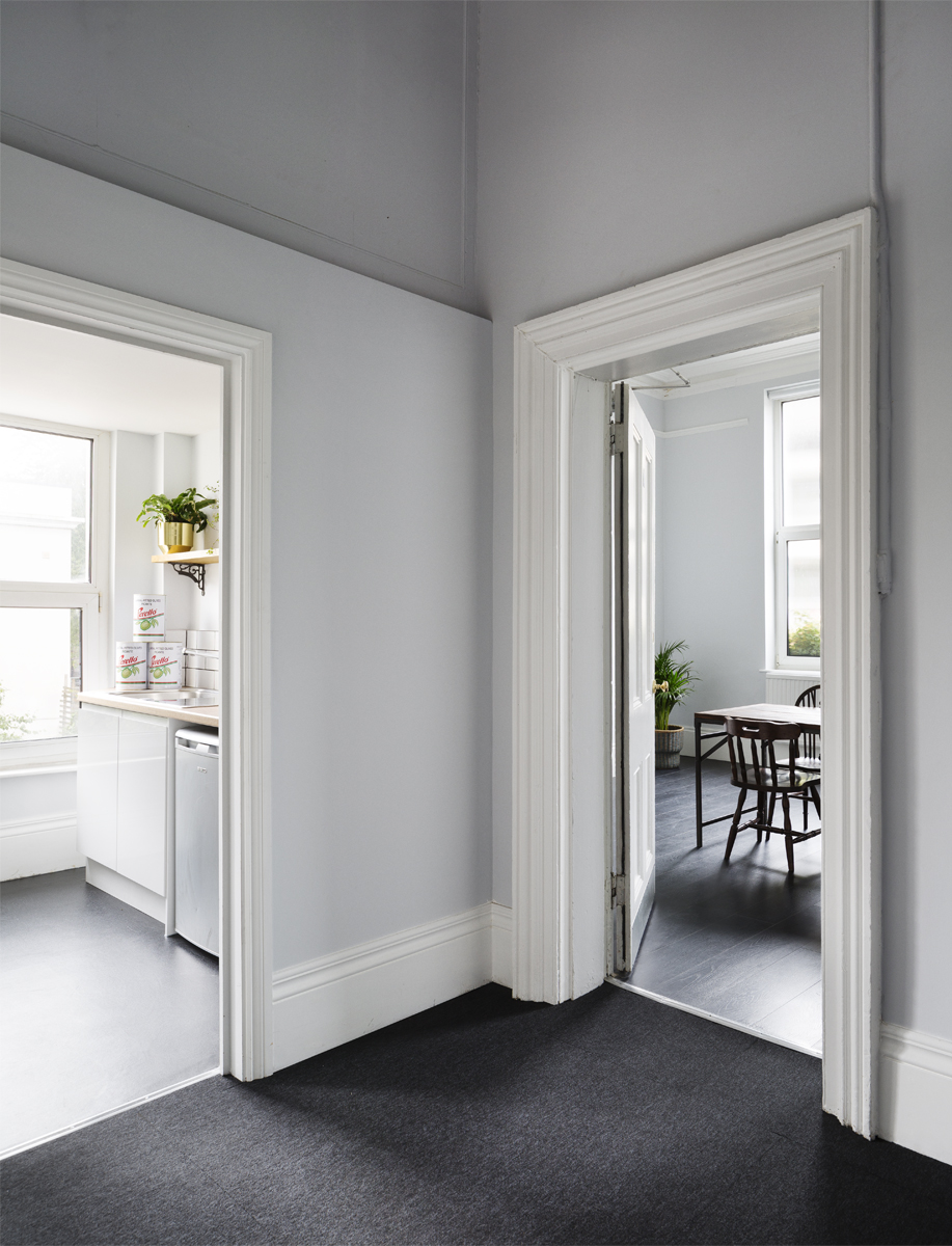 Modern studio in Landor Space, ideal for meetings and events with natural light.