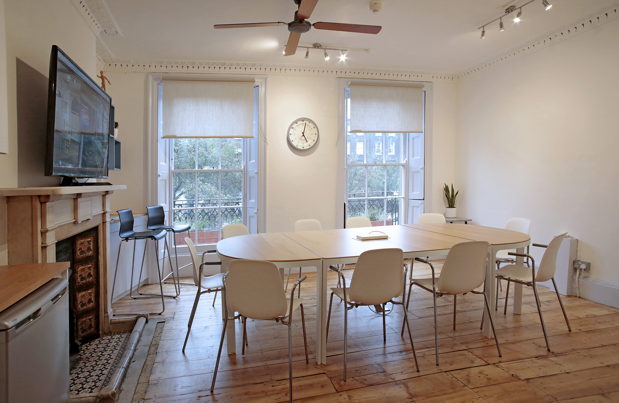 Modern meeting room with central table, ideal for workshops and team meetings.