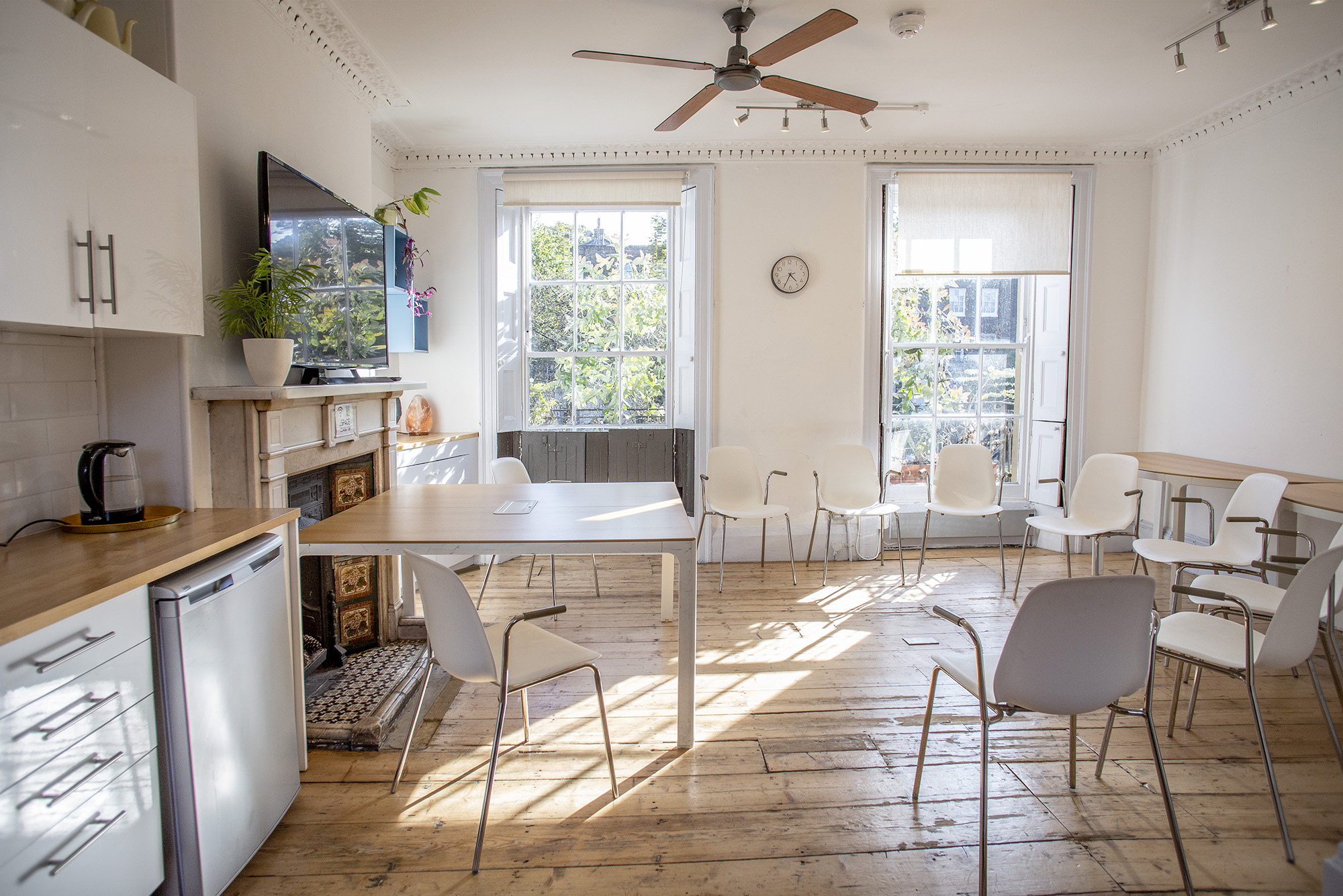 Bright meeting space with large windows, ideal for workshops and team gatherings.