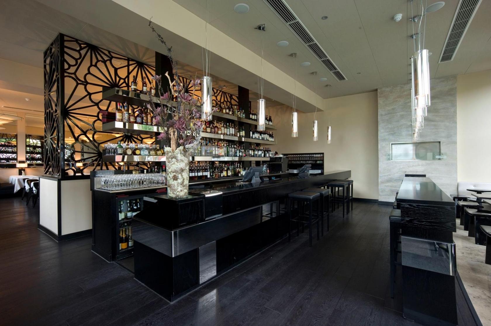 Private dining room bar at Alberts Club, ideal for upscale cocktail receptions and gatherings.