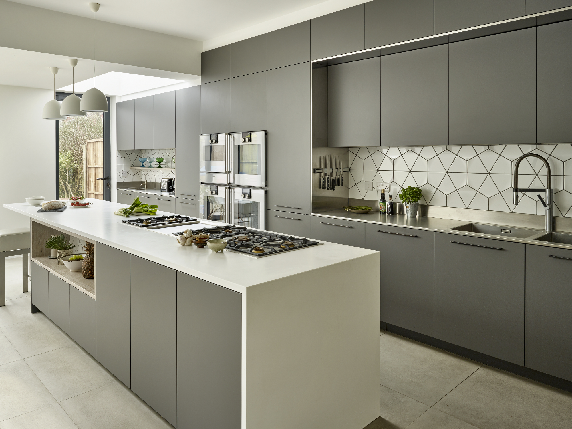 Modern kitchen for culinary events with central island, ideal for cooking classes.